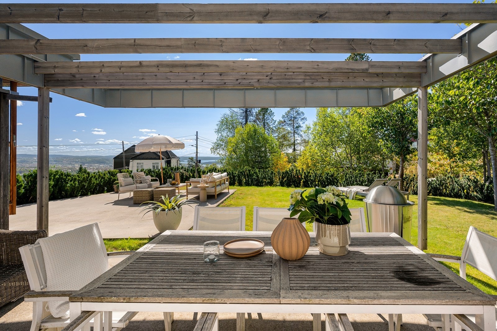 Terrasse med utsikt over byen og fjorden. Galleribilde