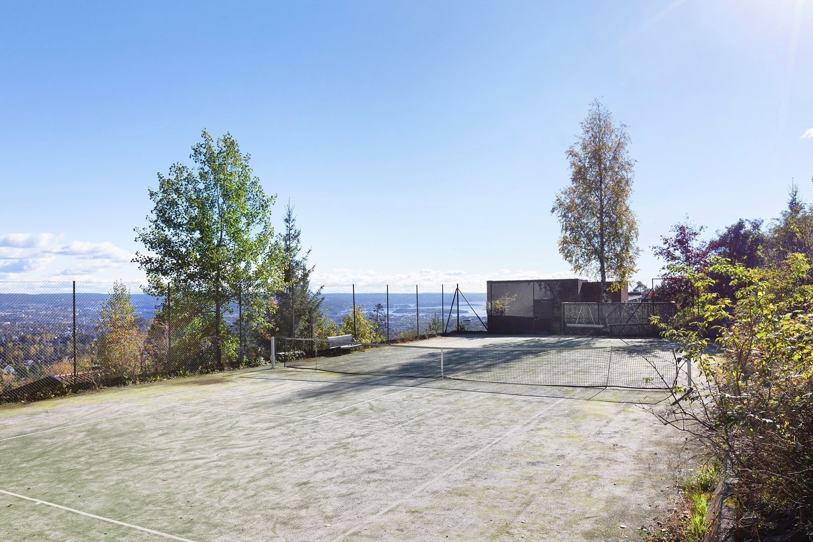 Tennisbane med panoramautsikt over Oslo. Galleribilde