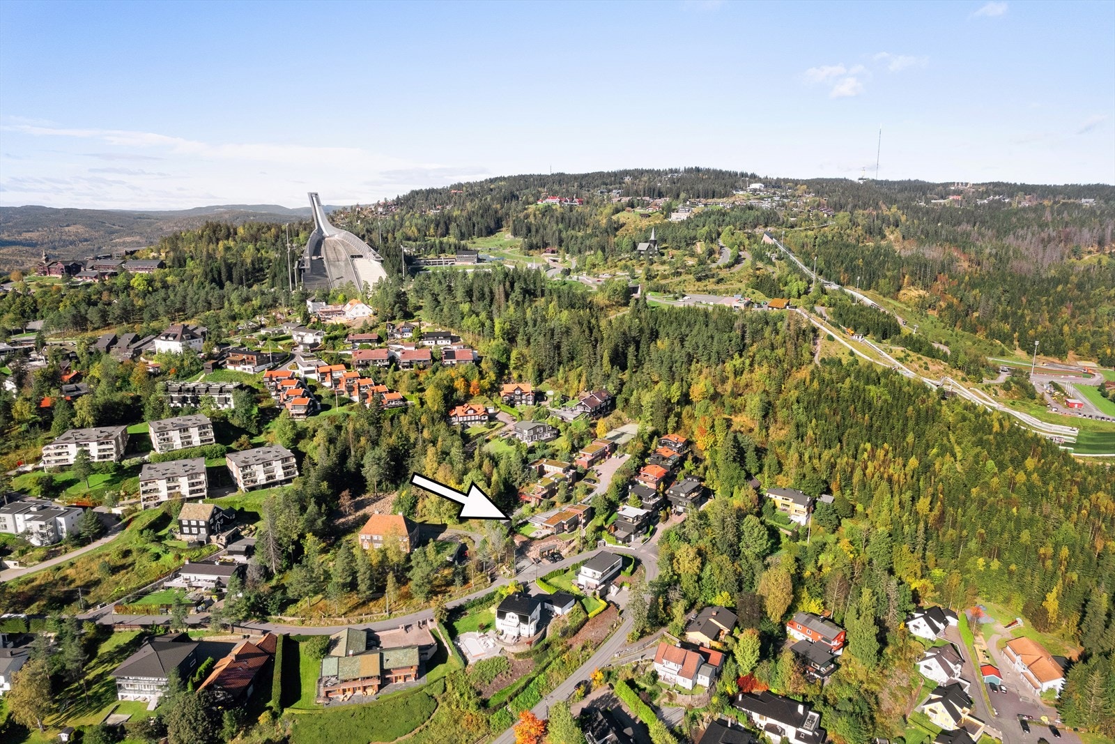 Boligen har en attraktiv beliggenhet, rett ved markagrensen. Her har du flotte turområder sommer og vinter. Galleribilde