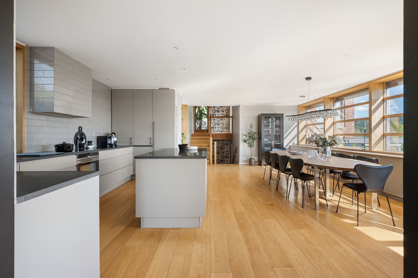 Det store kjøkkenet har god plass til hyggelige selskaper og familiesammenkomster. Galleribilde