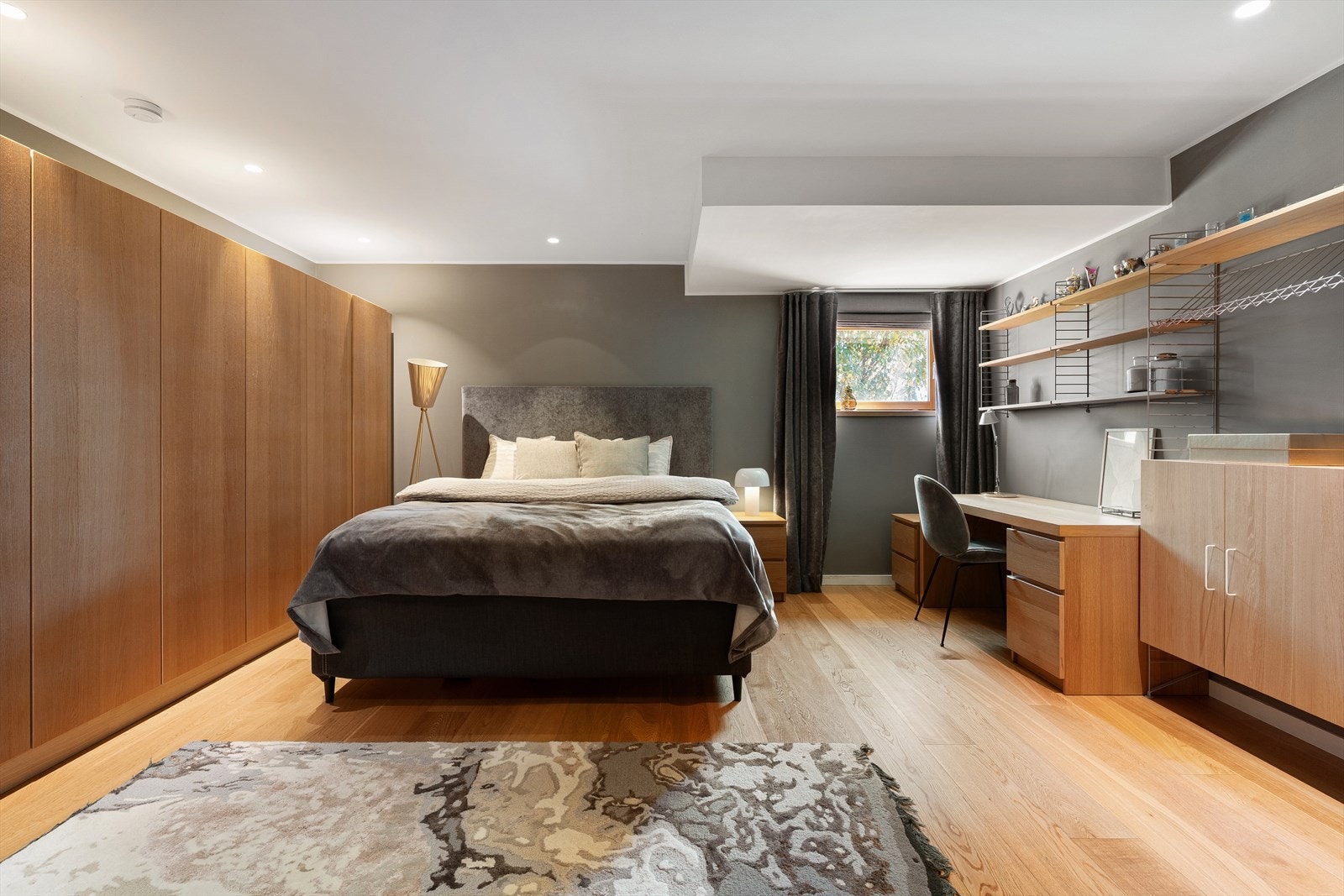 Soverom med kontorløsning og rikelig garderobeplass. Galleribilde