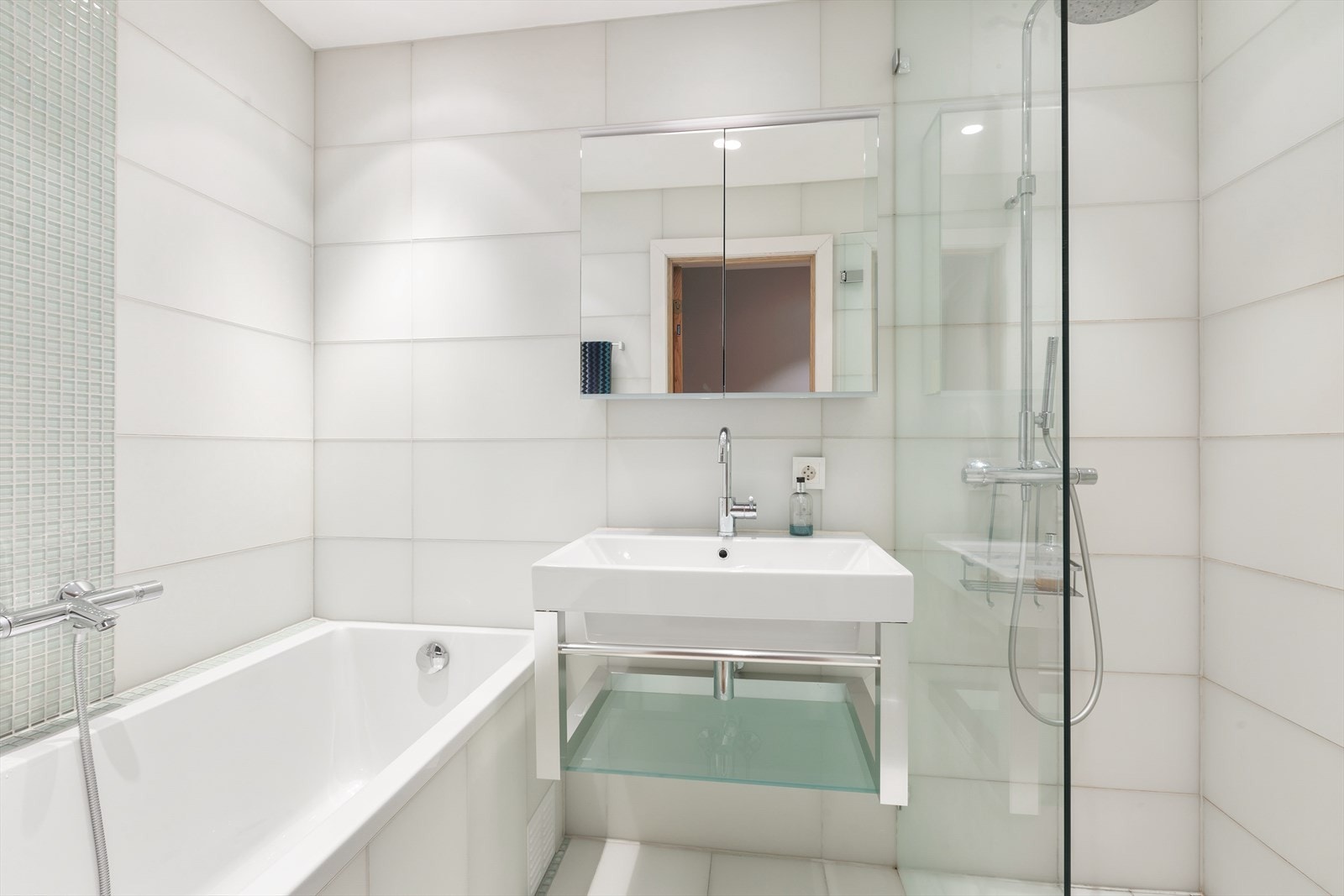 Bad med dusj og badekar. Galleribilde