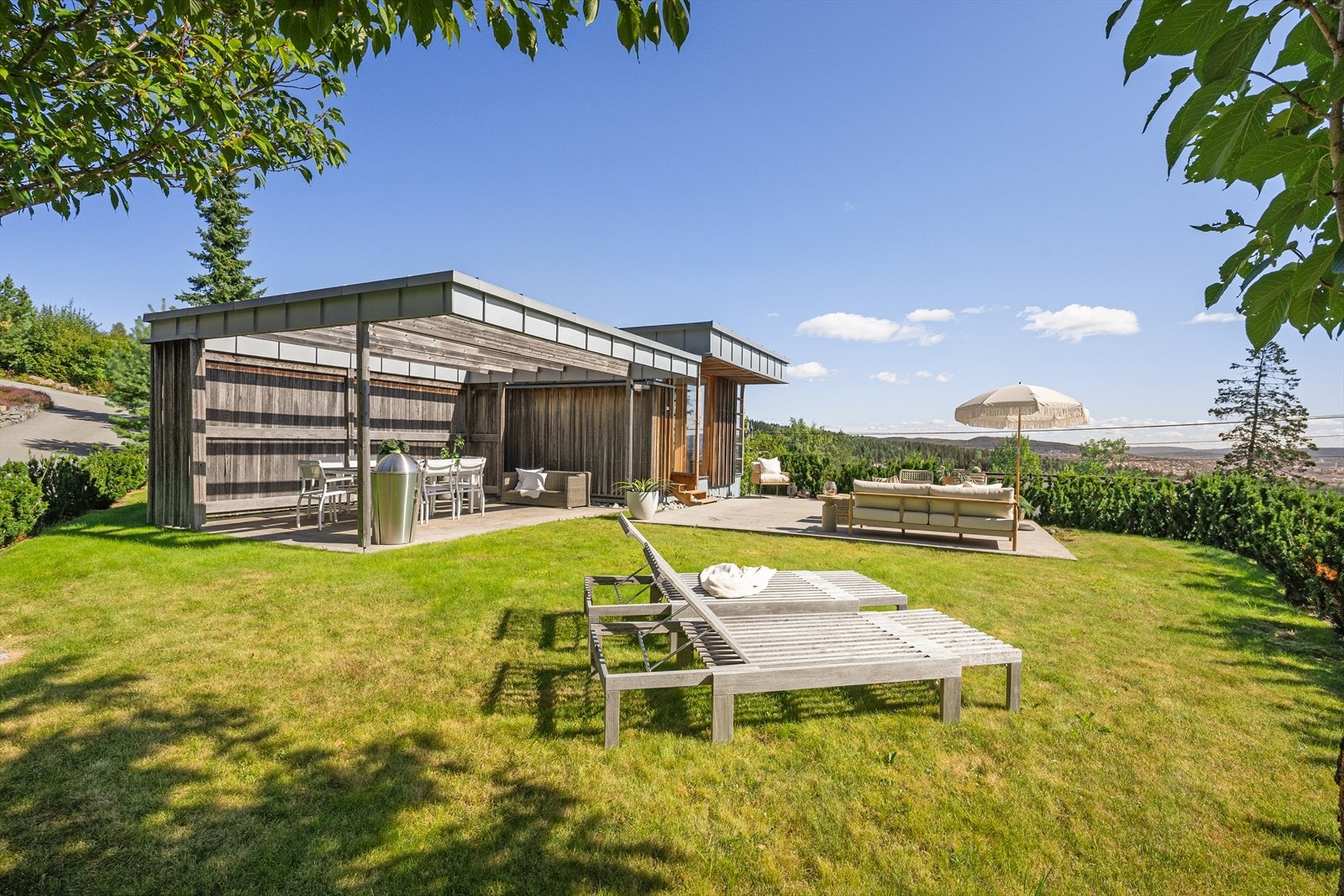 Boligen har dobbelgarasje og 3 biloppstillingsplasser. Galleribilde