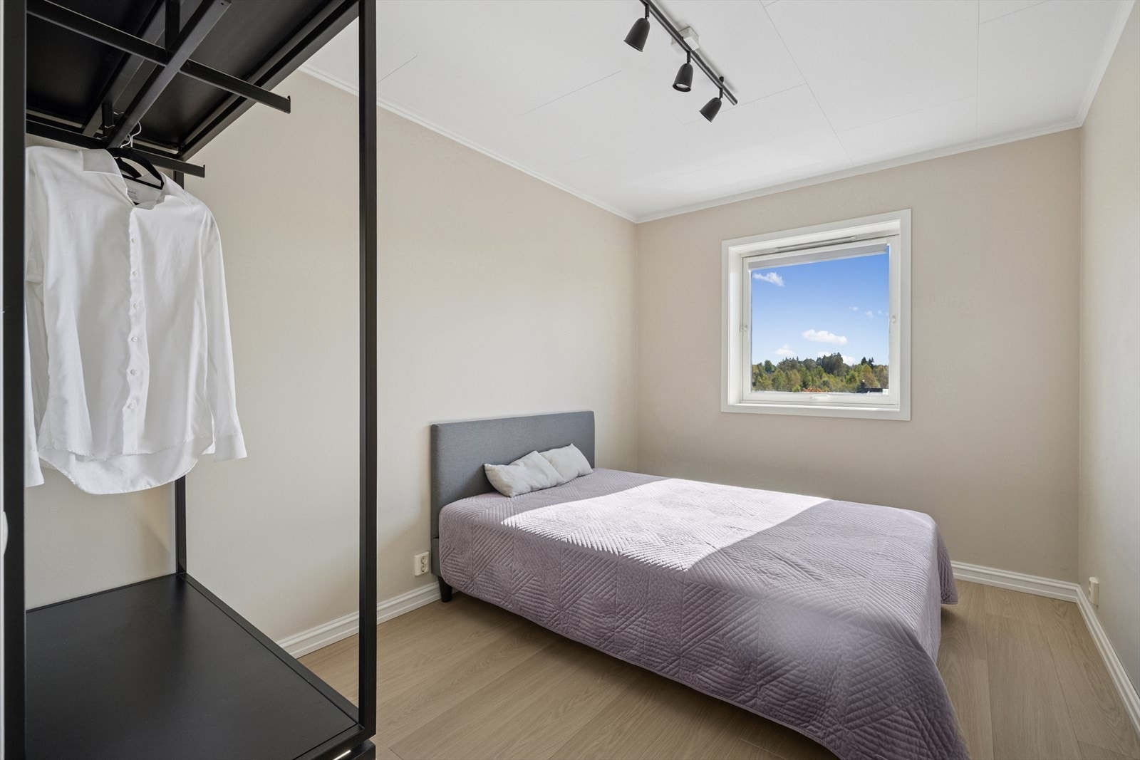 Hovedsoverommet er romslig med plass til dobbeltseng og garderobeløsning. Galleribilde