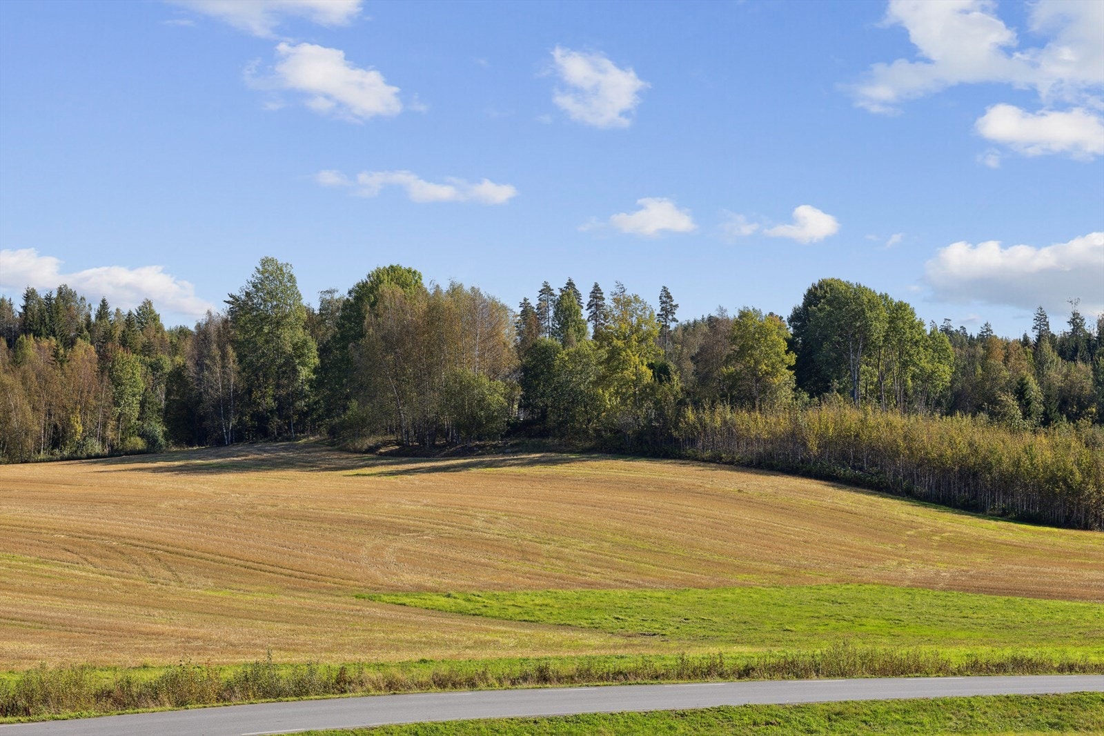 Boligen ligger i et attraktivt og familievennlig område på Knapstad, med nærhet til både naturopplevelser og urbane fasiliteter. Galleribilde