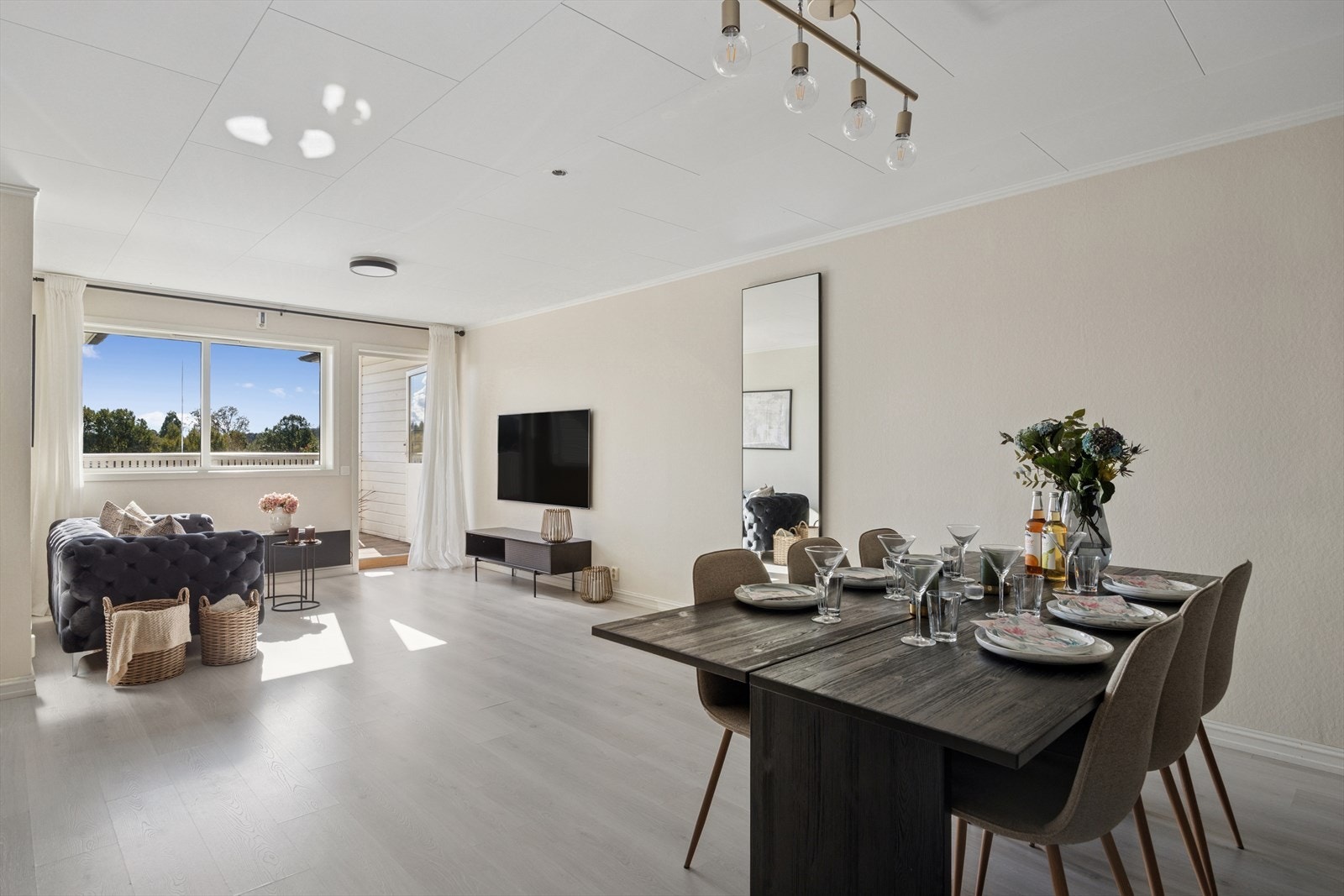 Leiligheten byr på flotte kvaliteter som store vinduer, gode oppbevaringsmuligheter og en barnevennlig planløsning. Galleribilde