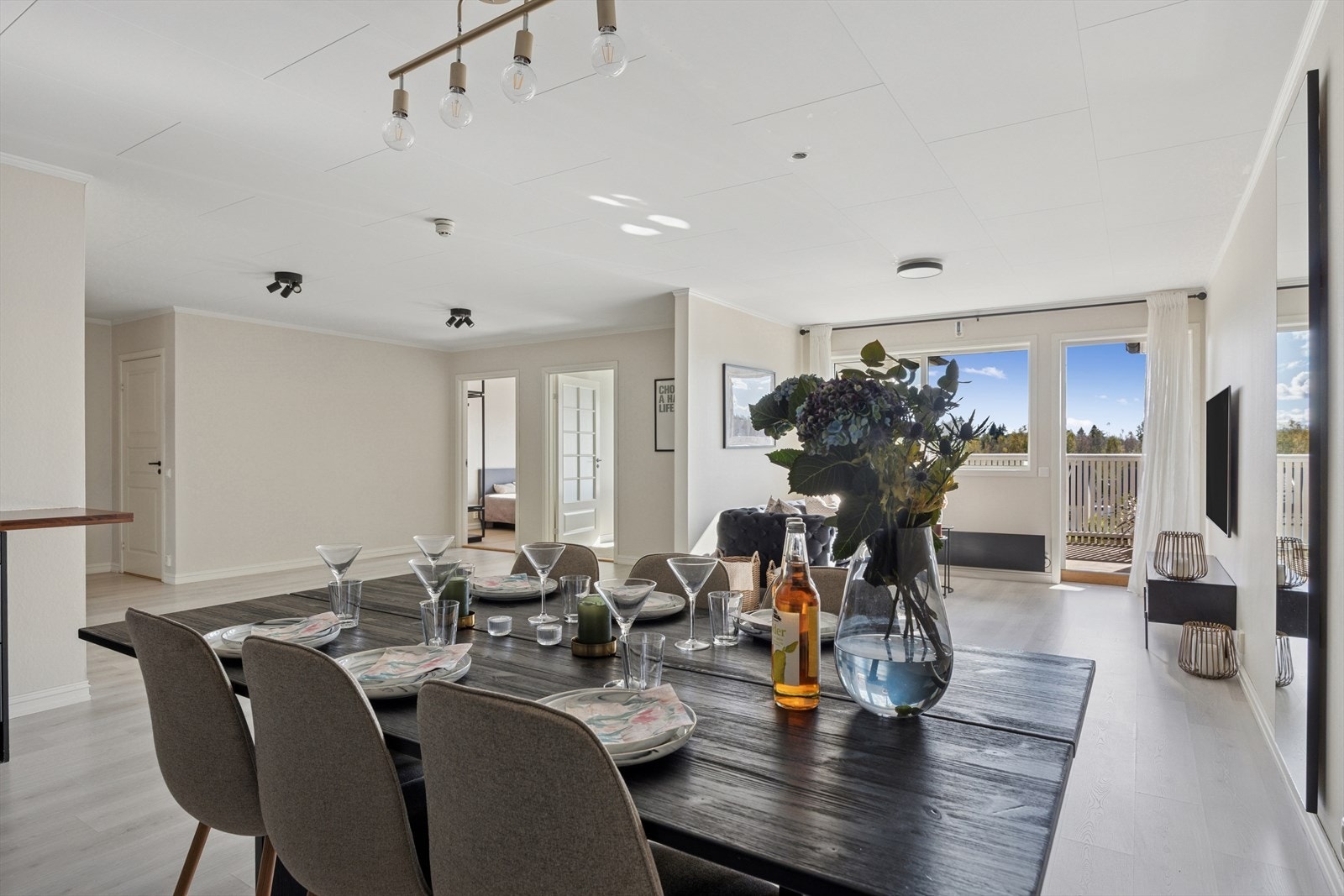 Stuen fremstår som lys og innbydende med store vindusflater som slipper inn godt med naturlig lys. Galleribilde