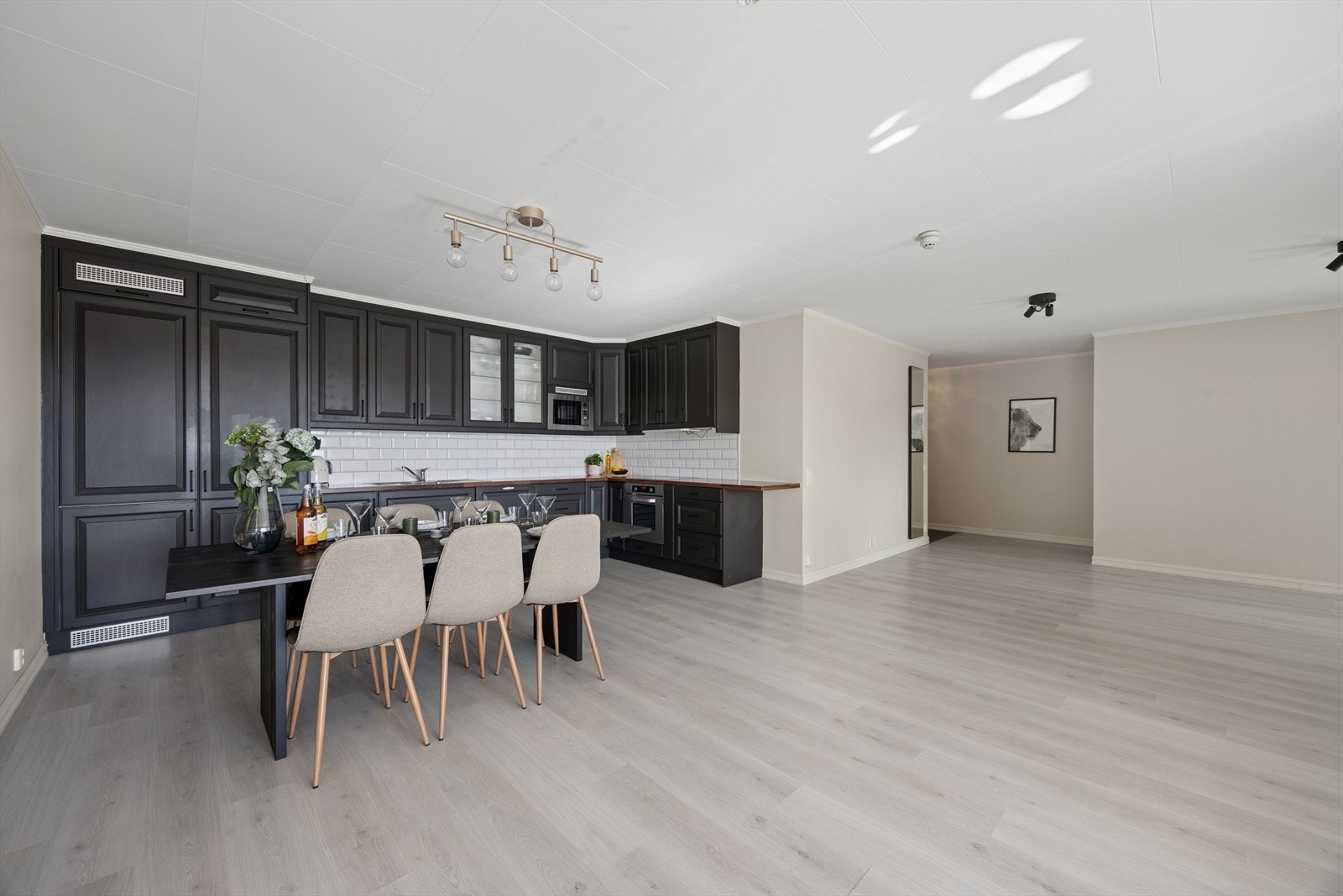 Her får du en stor og luftig stue med åpen kjøkkenløsning - perfekt for deg som ønsker god plass til både hverdagsliv og sosiale sammenkomster. Galleribilde