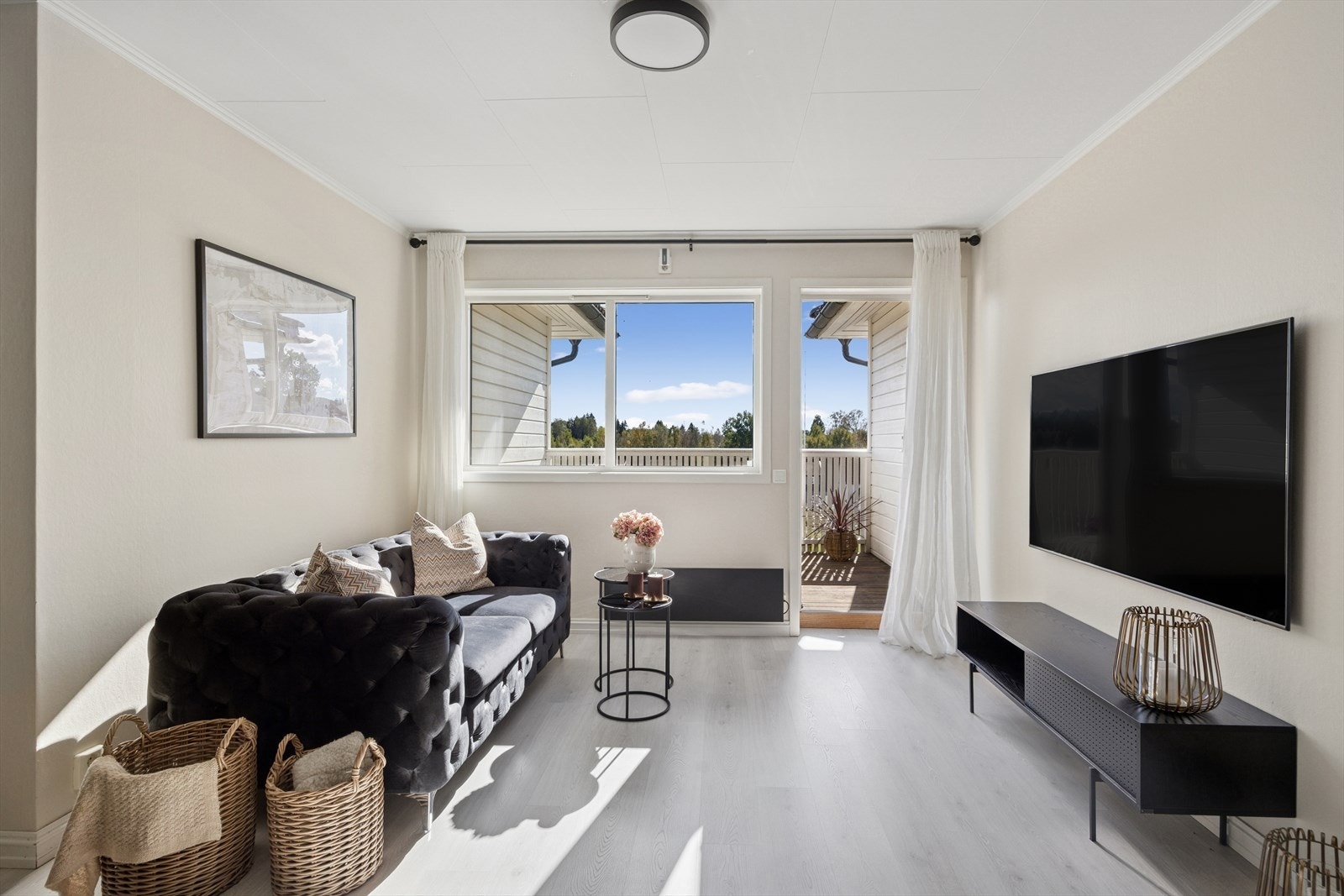 Flere vindusflater slipper inn godt med lys og leder ut mot den flotte verandaen. Galleribilde