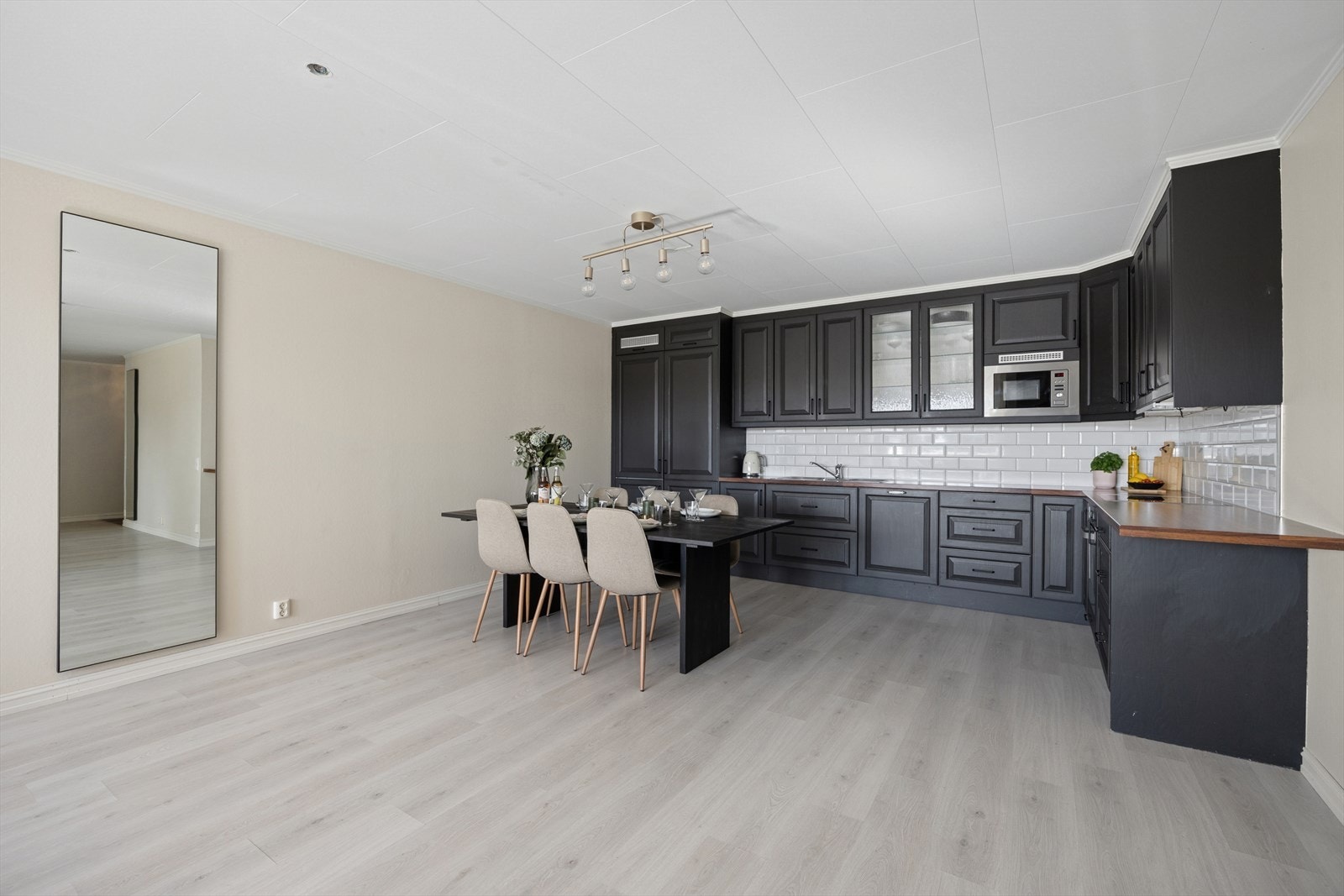 Den åpne løsningen gir rom for store møbler og fleksibel innredning, og kjøkkenet byr på rikelig med benkeplass og oppbevaring. Galleribilde