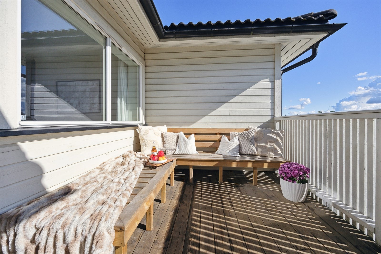 Dette er en lys og romslig 3-roms toppleilighet fra 2011 med gjennomtenkt planløsning og veranda på ca. 9 m². Galleribilde