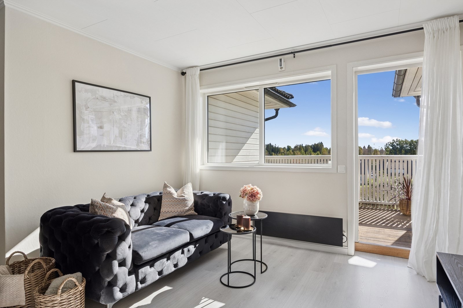 Stuen gir god plass til både spisebord og sofagruppe, samt mediemøblement. Internett og TV er inkludert i felleskostnadene. Galleribilde