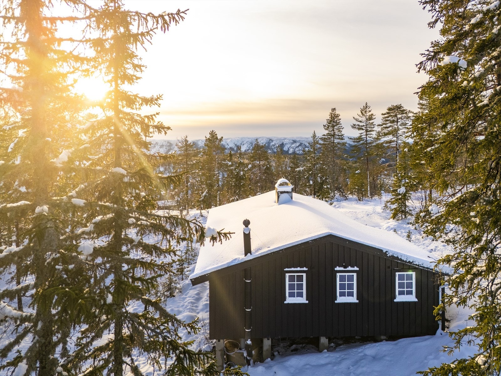Solrikt, med lang solgang hele året. Sydvestvendt beliggenhet med flott utsyn. Galleribilde