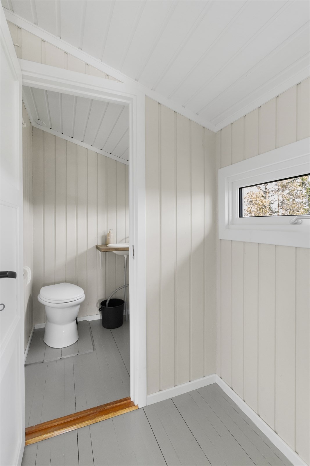 Gangen inn til toalettet gir ekstra lagringsmulighet. Galleribilde