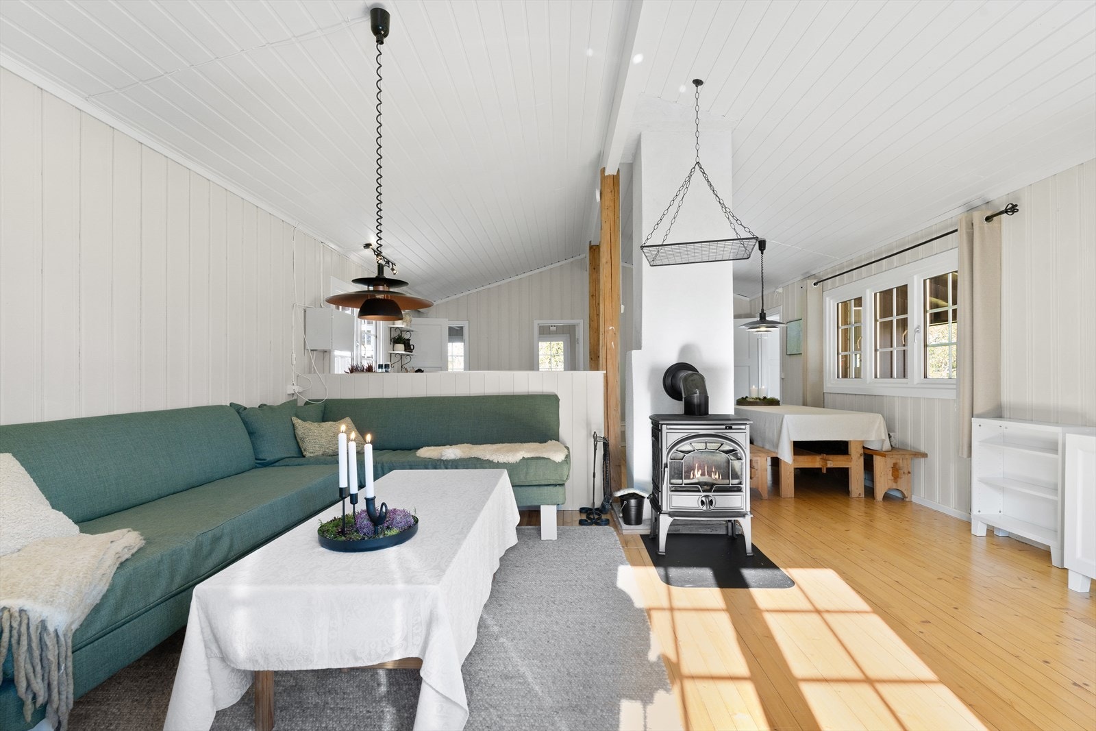 Romløsningen er åpen, med en hyggelig vedovn midt i rommet. Galleribilde