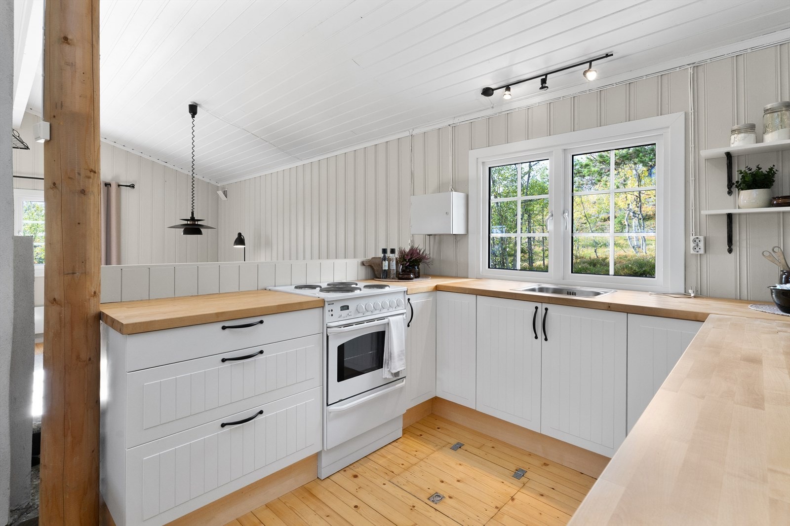 Mot stuen er det åpnet opp, slik at man kan ta del i samtalene når man lager mat. Galleribilde