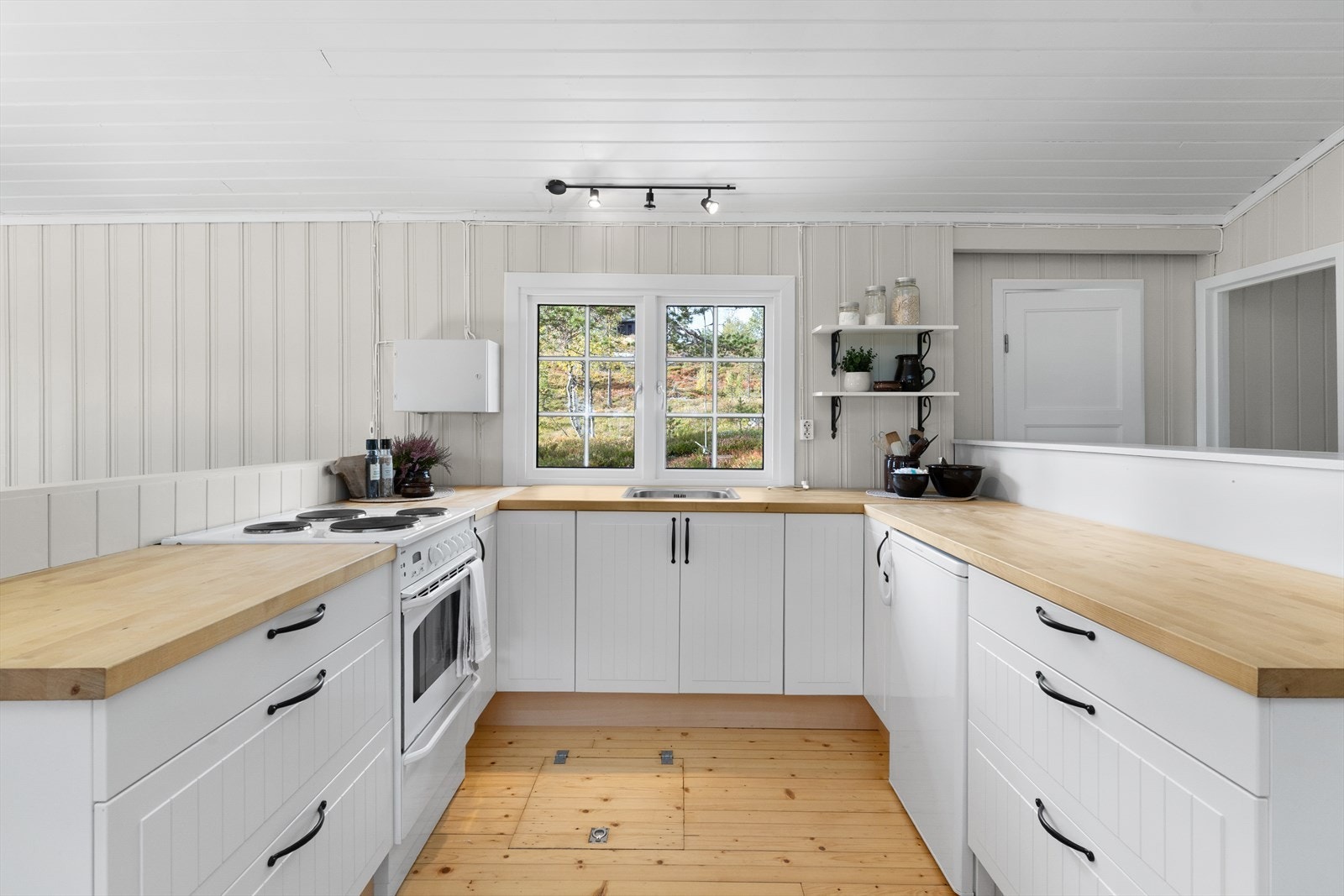 Utstyrt med vaskekum, stekeplater, komfyr og et kjøleskap. I tillegg har man ''kaldluke'' i gulv til drikkevarer og annen kald oppbevaring. Galleribilde