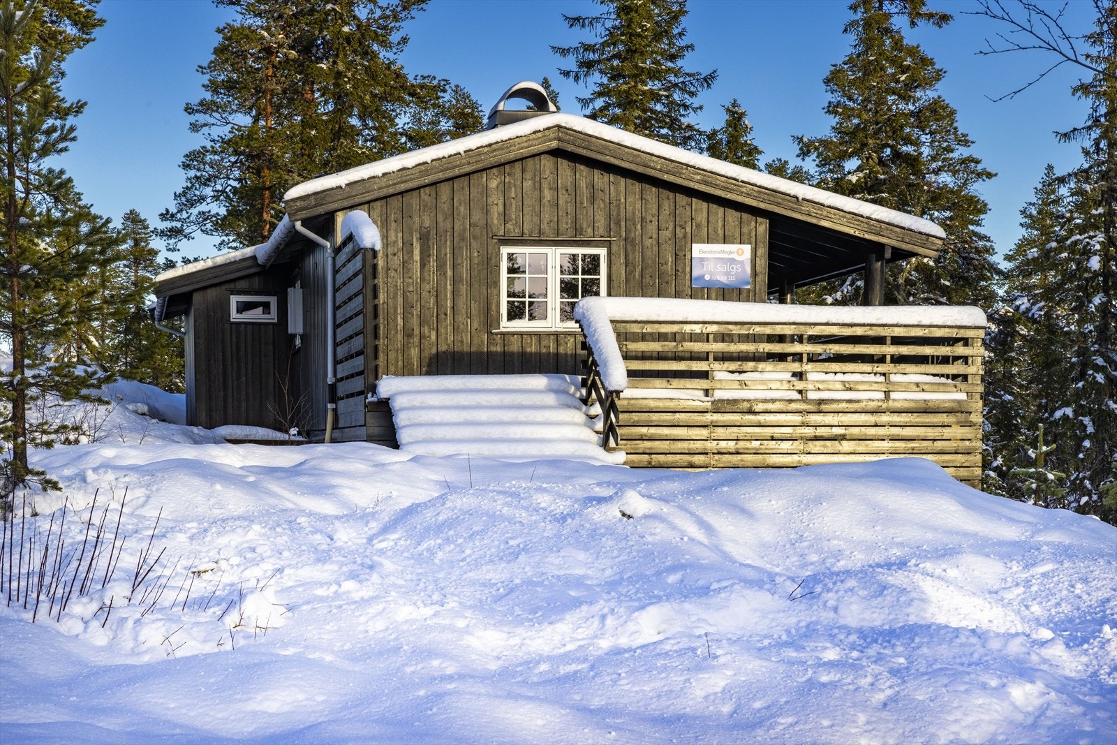 Adkomstpartiet med trapp opp til terrassen. Svalgang bort til inngangsdør. Galleribilde