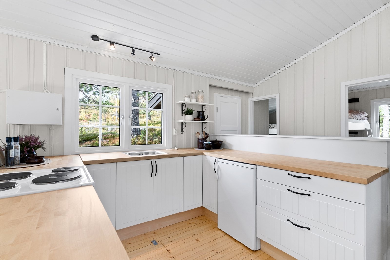 Kjøkkenet er lyst og hyggelig, med innredning i hestesko-form. Galleribilde