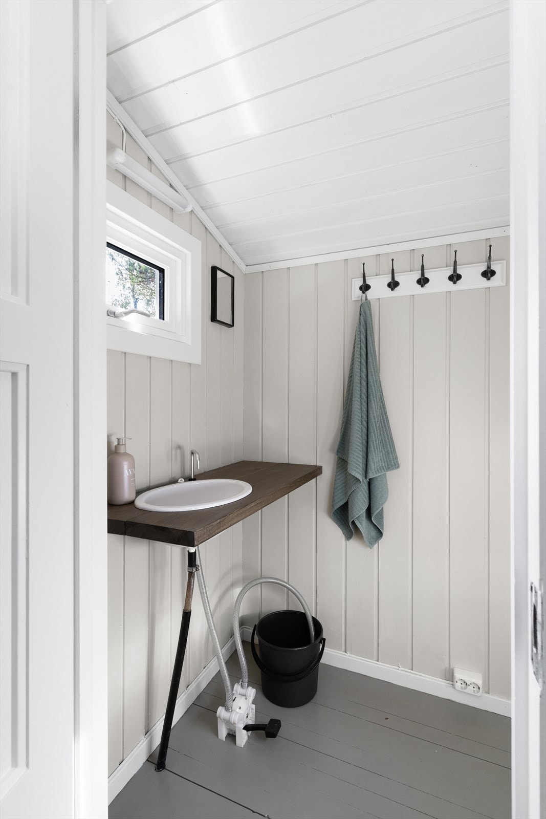 Hytta har også et eget ''baderom'' med dusj og ekstra vask. Vannet hentes i fra håndpumpe på eget tun, og bøttene fylles opp. Det er fotpumpe fra bøtte som gir trykk i kranene. Galleribilde