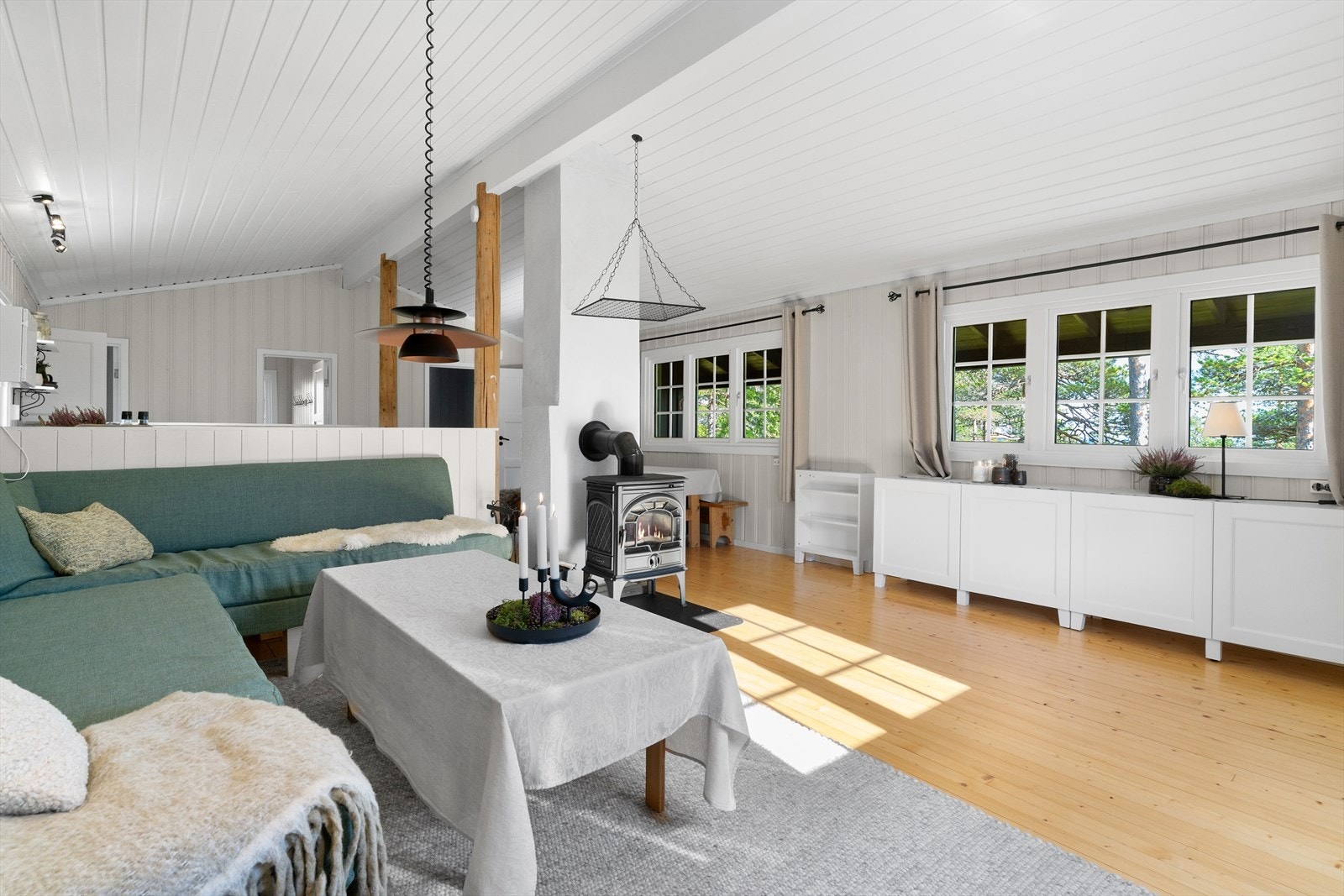 Hytta er lysmalt innvendig, og har nye vinduer. Galleribilde