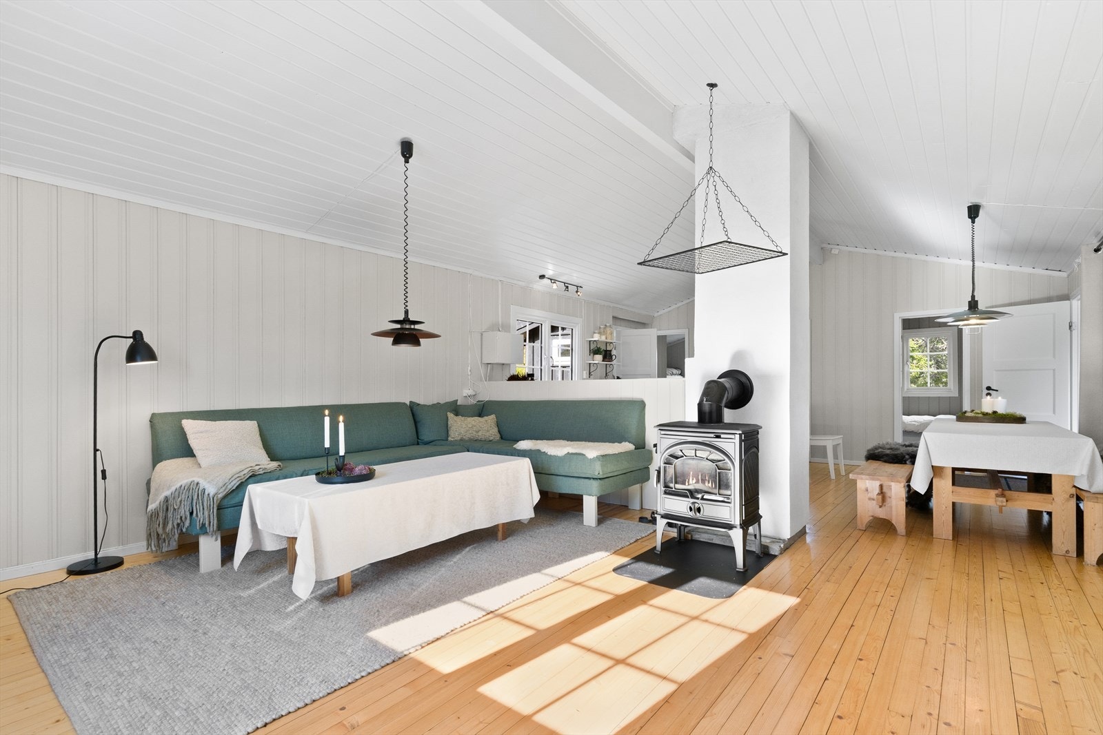 Sofakrok og plass til spisestue, med halvåpen løsning mot kjøkkenet. Det er skrå himling, hvilket gir en god romfølelse. Galleribilde