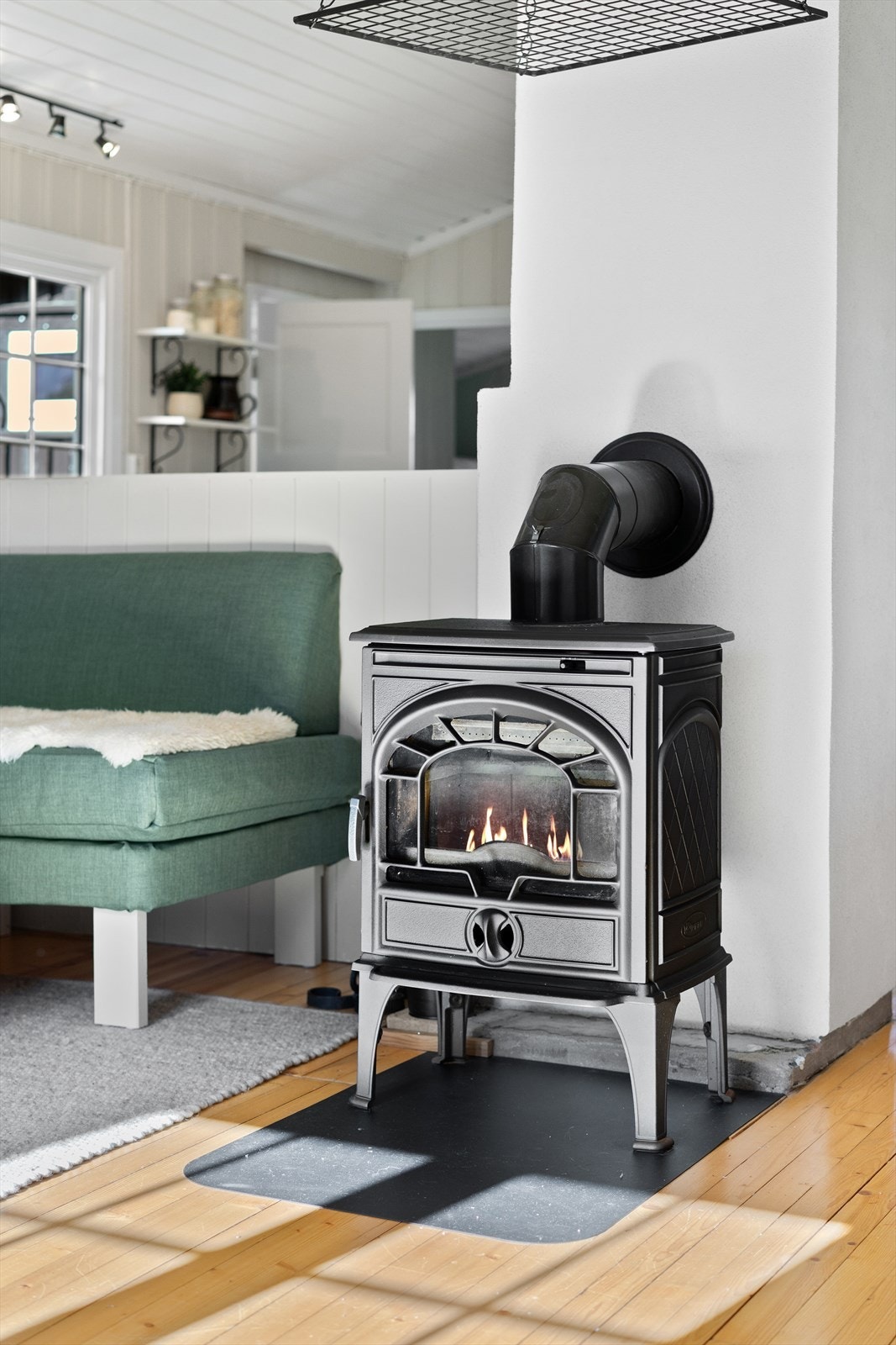 Fyr i peisen og la vinteren og snøen komme. Galleribilde