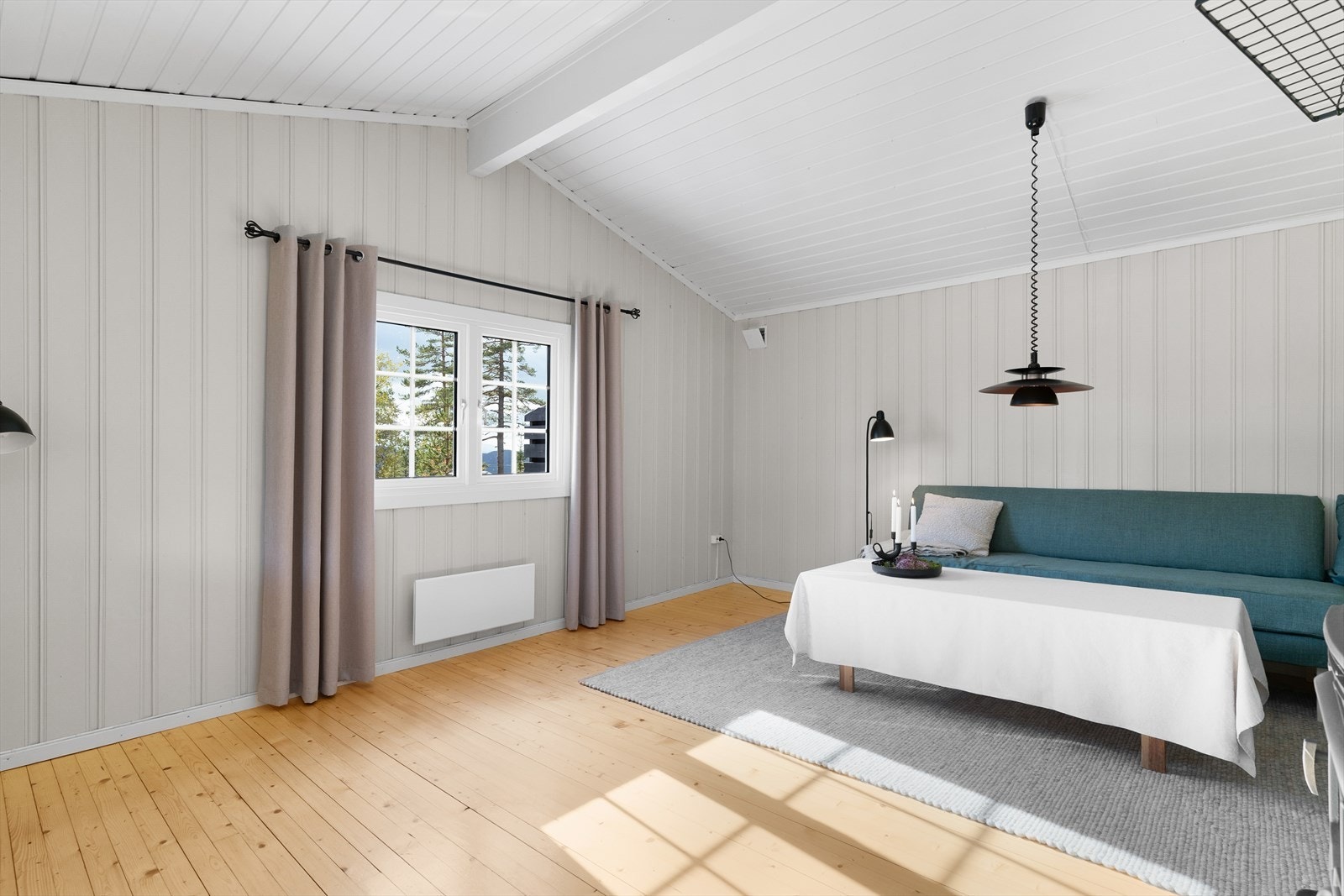 Stua er stor og romslig, med mulighet for ulike soner for sittegrupper og andre møbler. Galleribilde