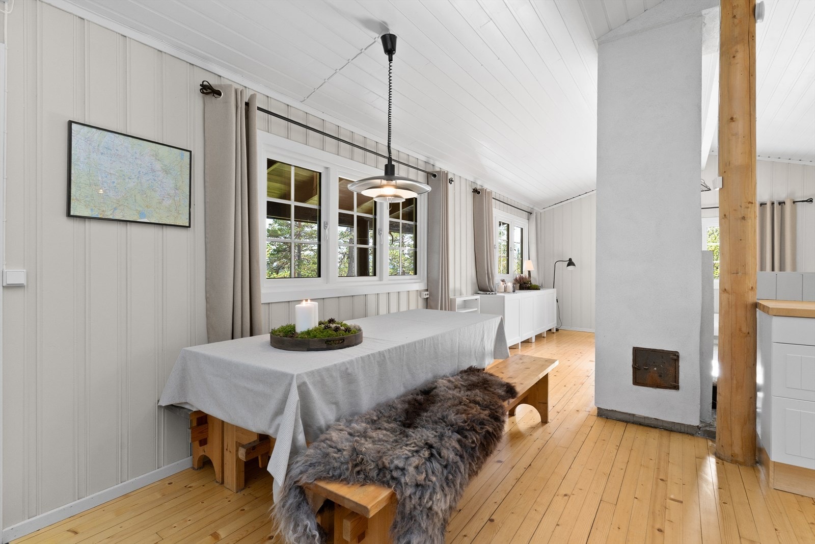 Mot kjøkkenet er det egen spisestueavdeling. Galleribilde