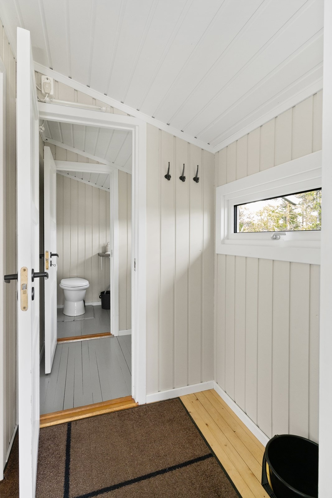 Velkommen inn! Entre og gang, med toalttrom rett rett frem. Galleribilde