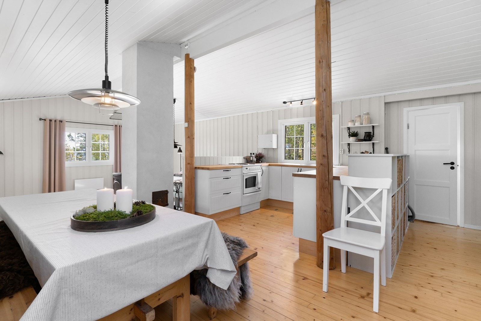 Den gode takhøyden er gjennomgående i hele oppholdsrommet. Galleribilde