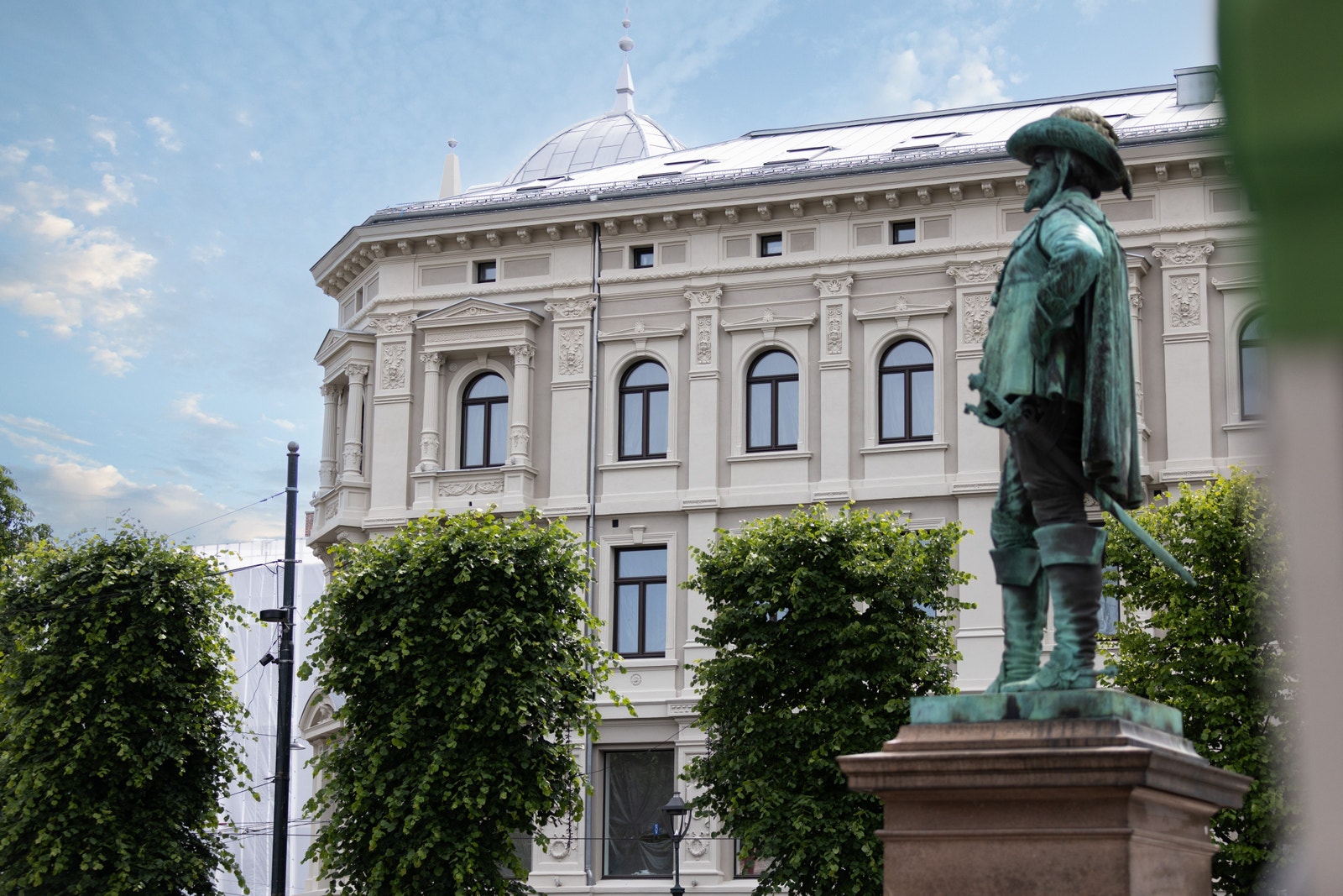 Statuen på Stortorvet av Christian IV, peker på hvor byen skal ligge Galleribilde