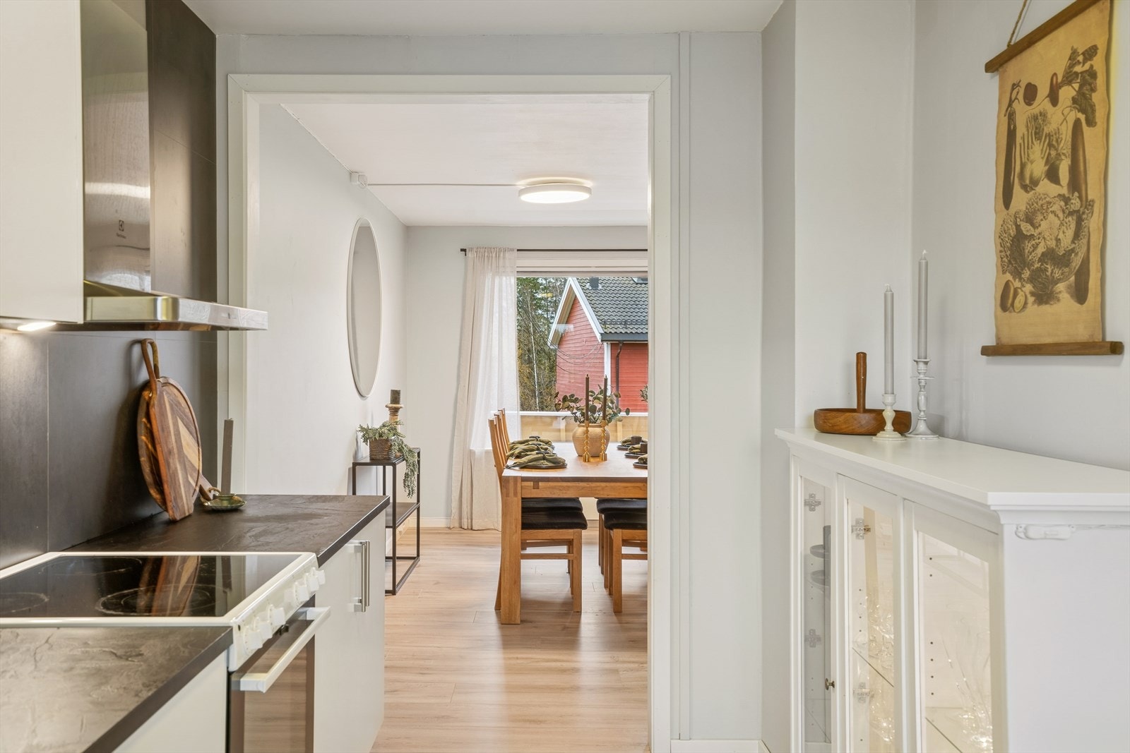 Kjøkkenet er delvis adskilt, men inngang fra både stue og gang. Galleribilde