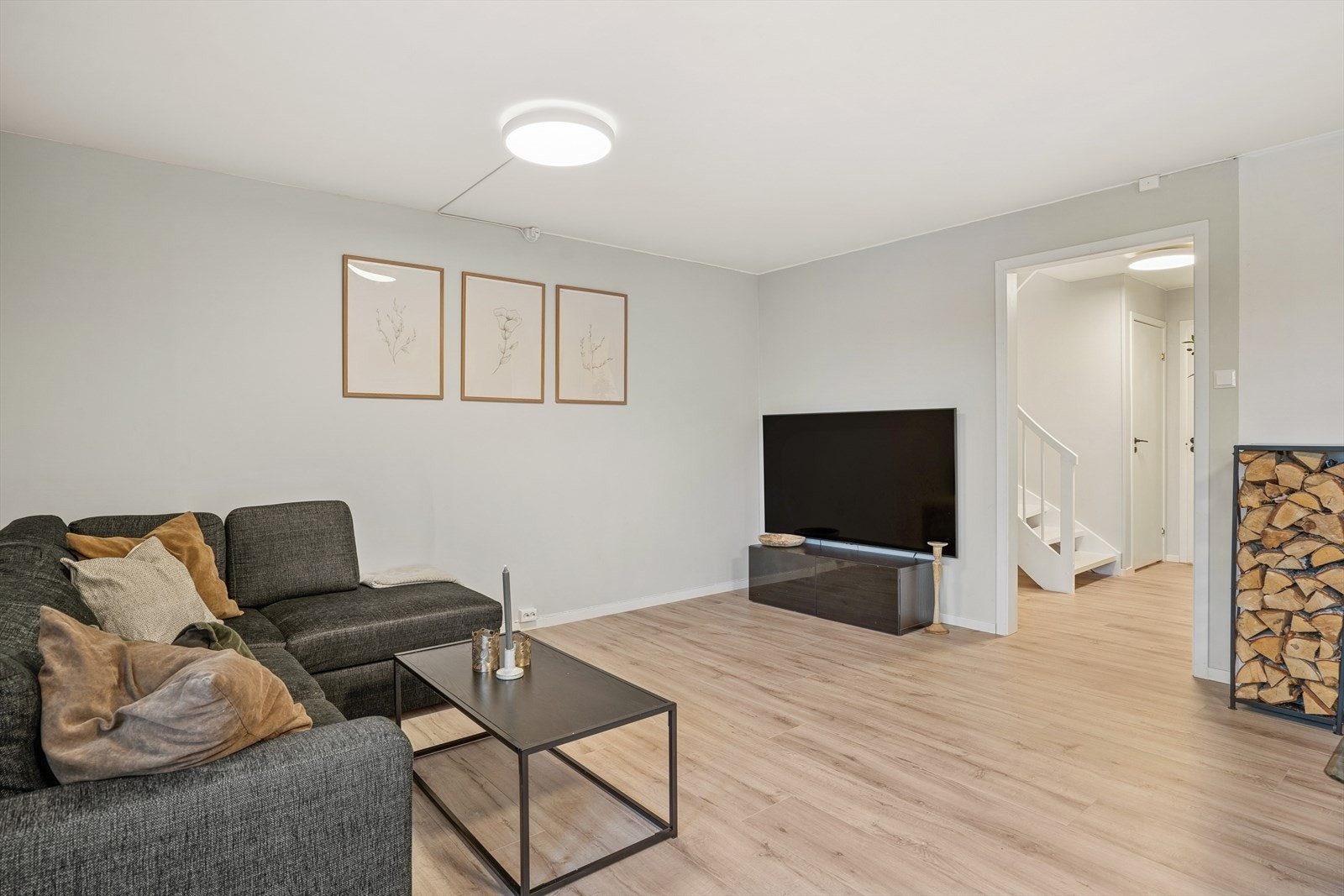 Boligen har en praktisk og familievennlig planløsning med oppholdsrom og soverom fordelt på hver sin etasje. Galleribilde