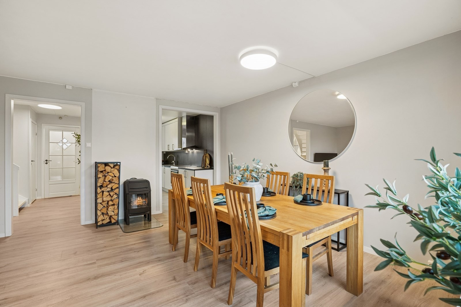 I tilknytning til kjøkkenet er det god plass til en stor og og flott spisegruppe. Galleribilde