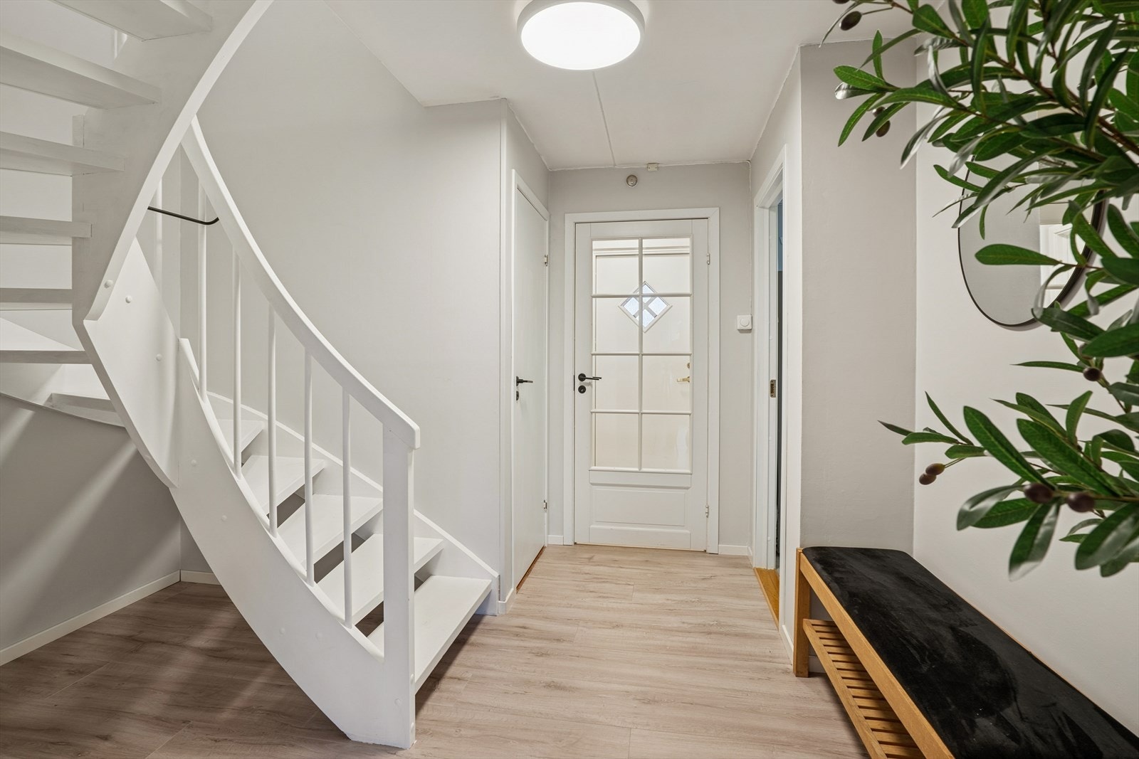 Like ved entréen ligger en innvendig bod som egner seg godt til oppbevaring av klær, sko og annet utstyr du ønsker lett tilgjengelig i hverdagen. Galleribilde