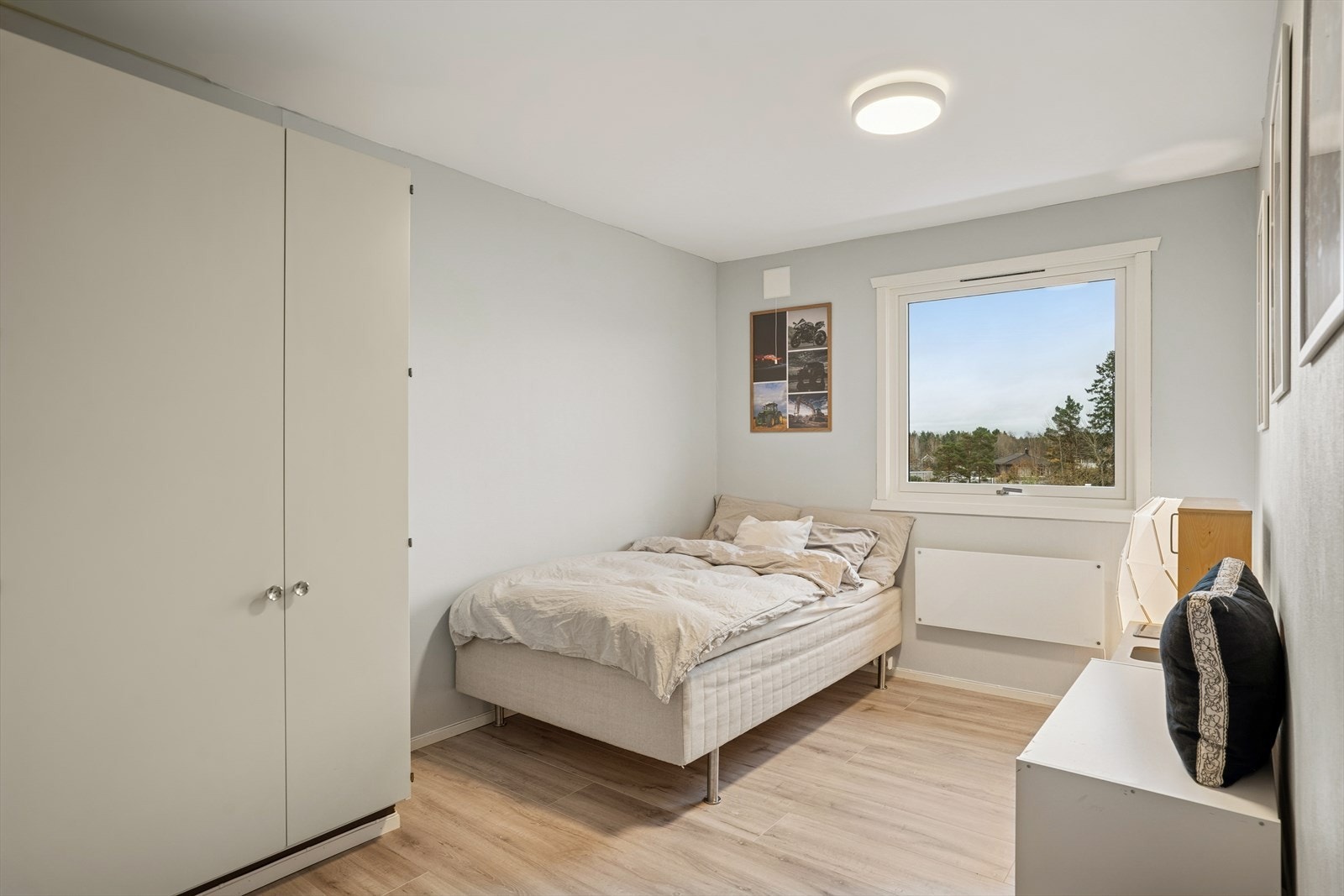 Soverom to passer utmerket som et barnerom. Galleribilde