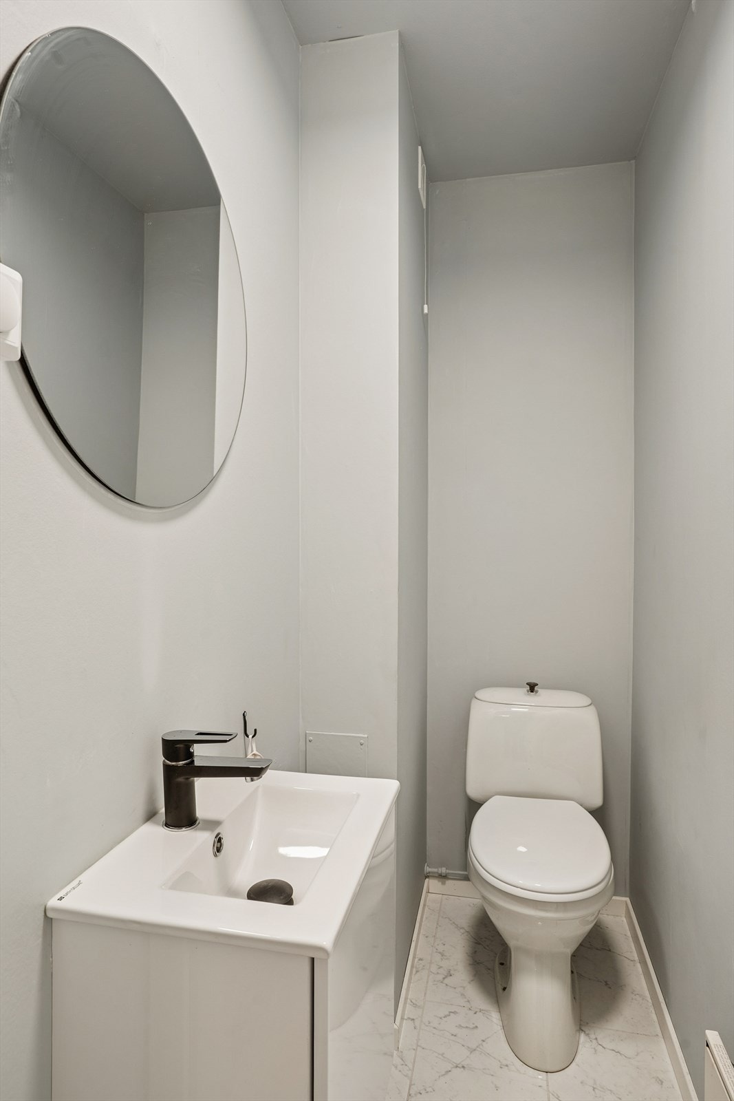 Man har også et separat toalettrom som er oppgradert med nye fliser, innredning og malte flater. Galleribilde