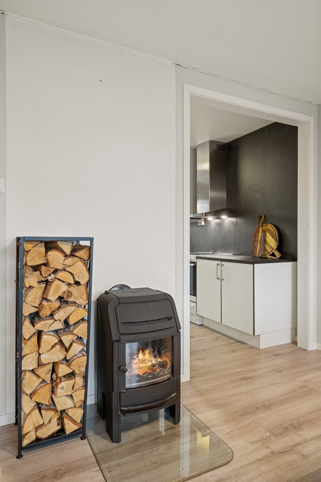 Flott vedovn, som varmer godt og bidrar til å holde strømforbruket nede. Denne skaper også en lun stemningen på mørke vinterkvelder. Galleribilde