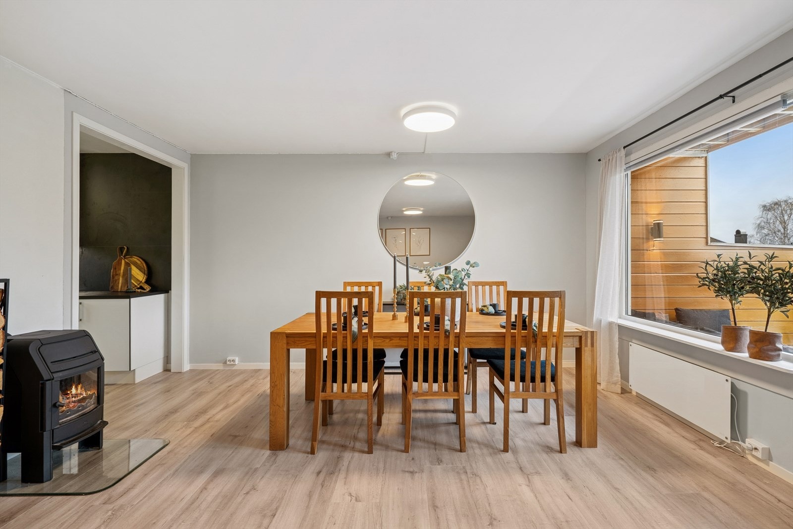 De store vindusflatene slipper inn rikelig med dagslys og gir rommet en lys og behagelig romfølelse. Galleribilde