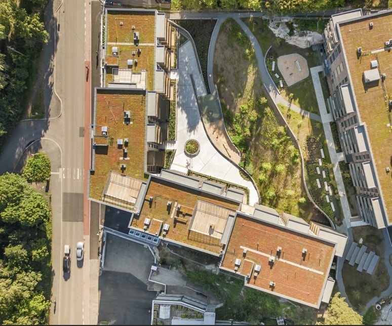 Borettslagets eiendom. Balkonger vender inn mot rolig bakgård. Galleribilde