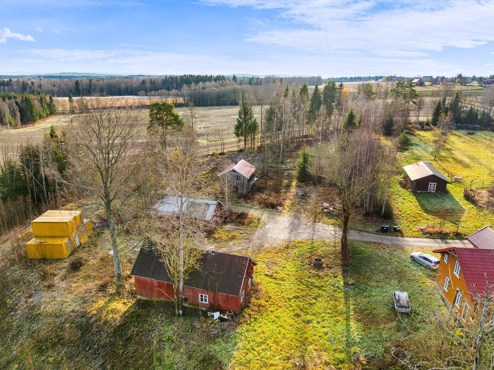 På tomten har man våningshus, "stall", garasje og et uthus. Galleribilde