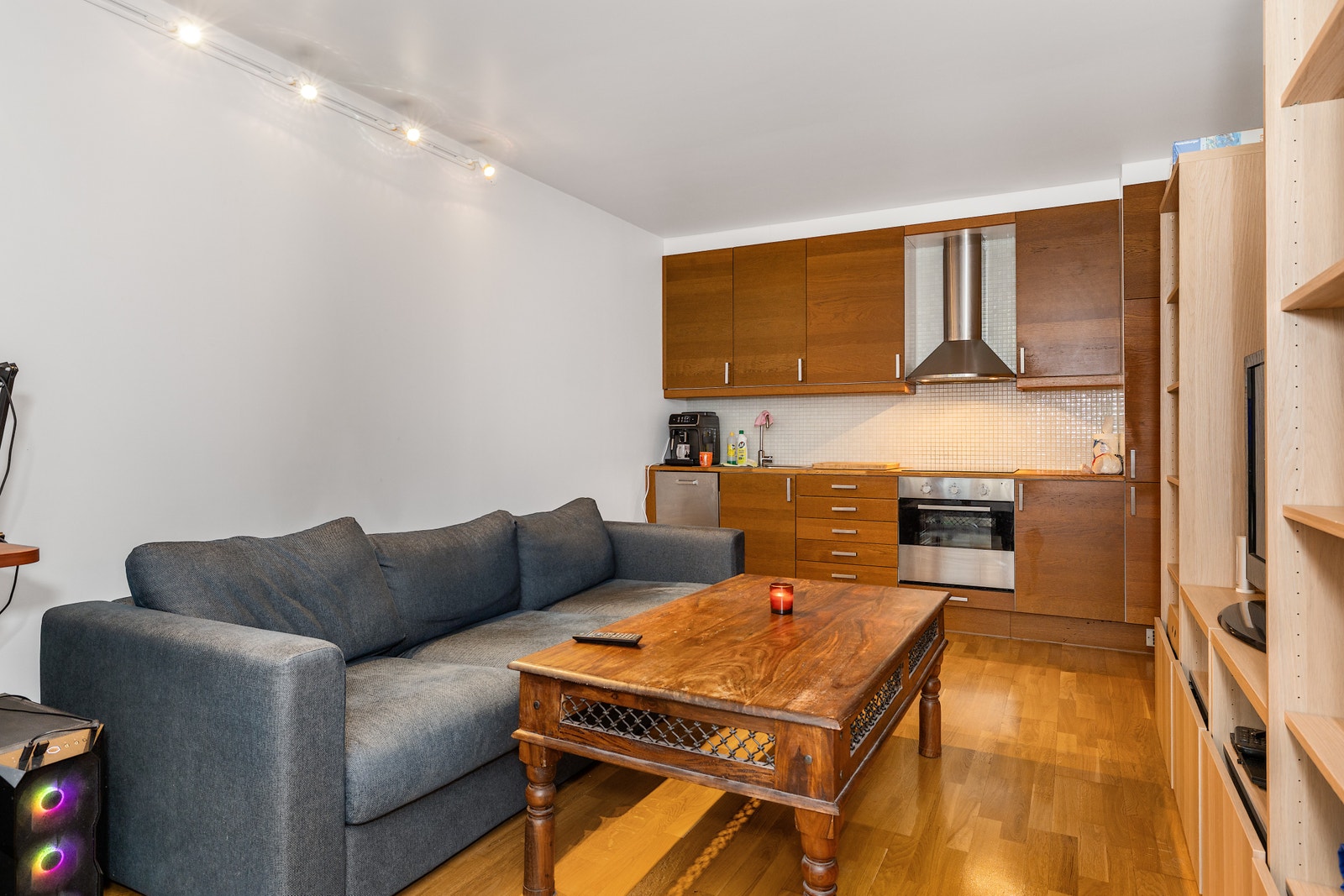 Åpen kjøkkenløsning. Har også plass til et lite spisebord Galleribilde