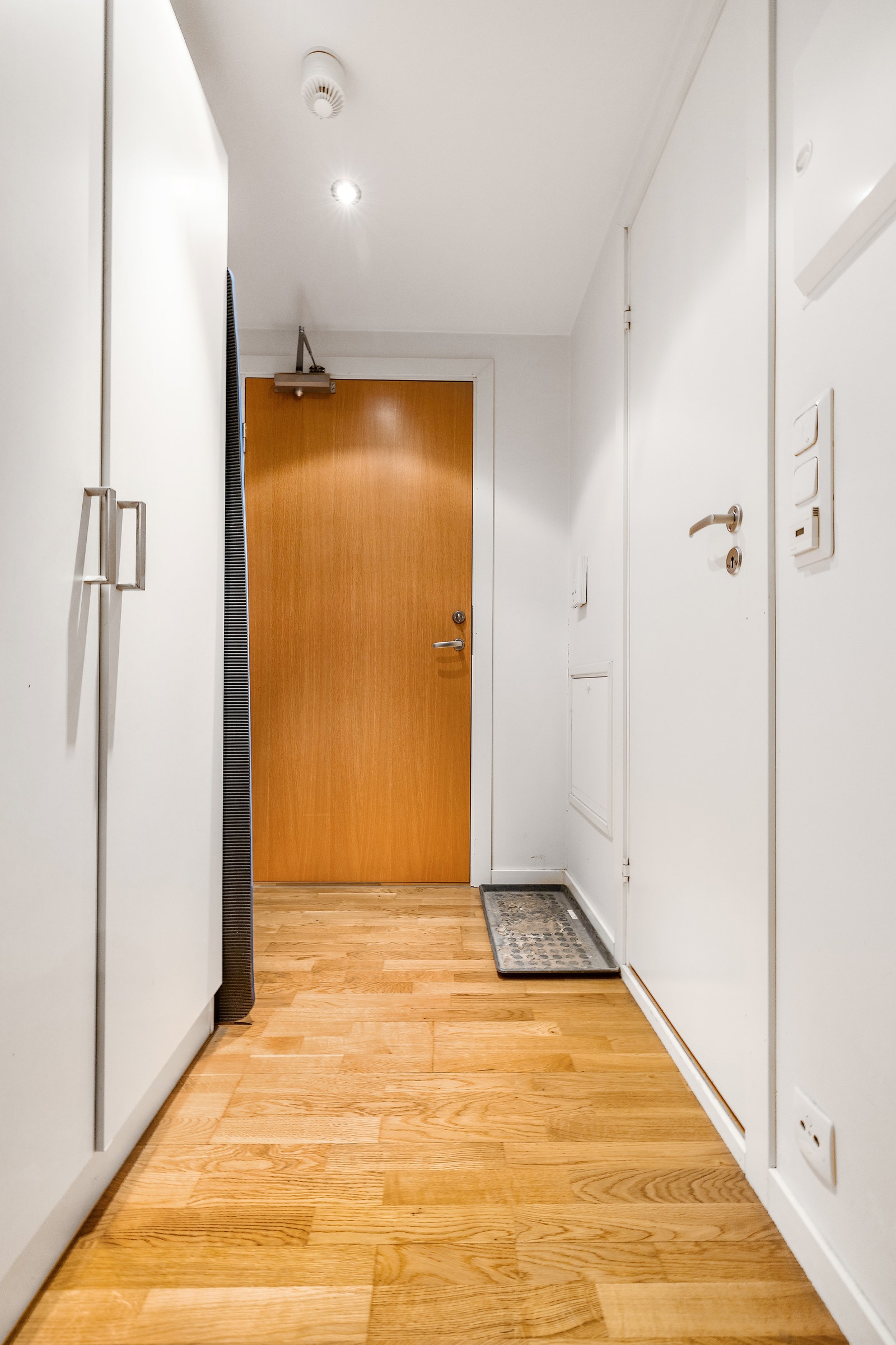 Romslig entre med garderobeskap Galleribilde