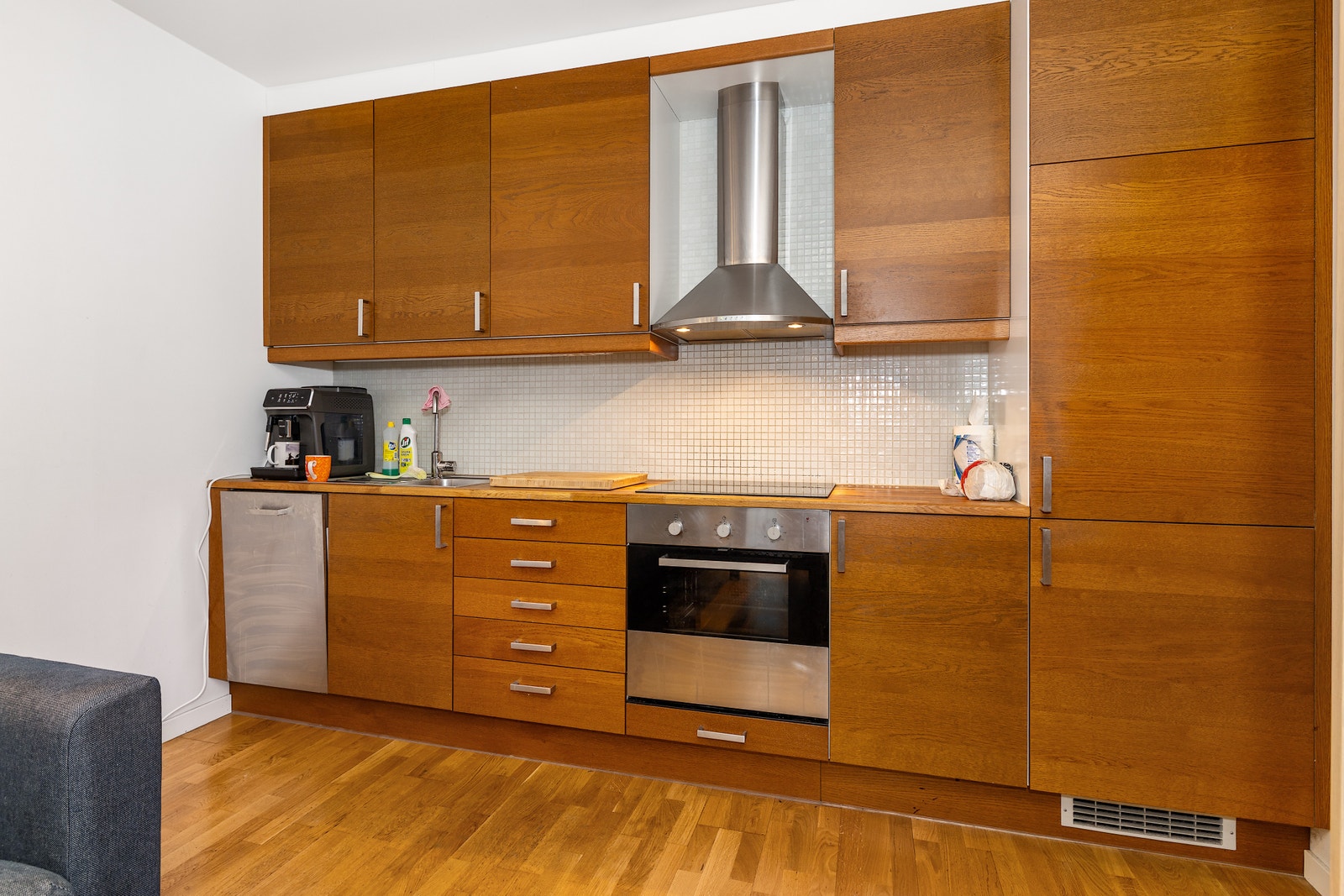 God plass til oppbevaring! Kombiskap, komfyr, platetopp og oppvaskmaskin følger med. Galleribilde