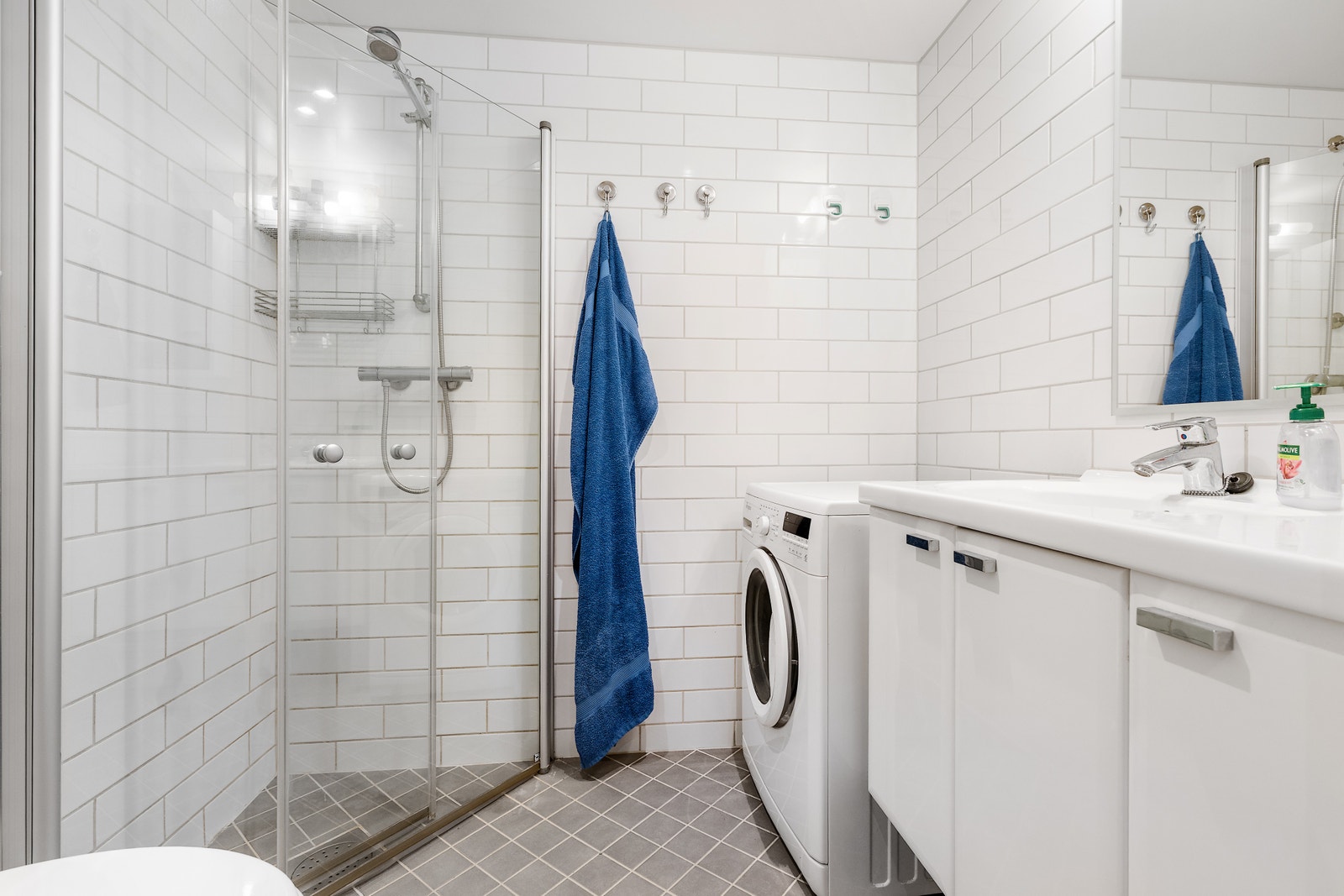 Delikat flislagt bad med varmekabler. Oppvaskmaskin følger med Galleribilde