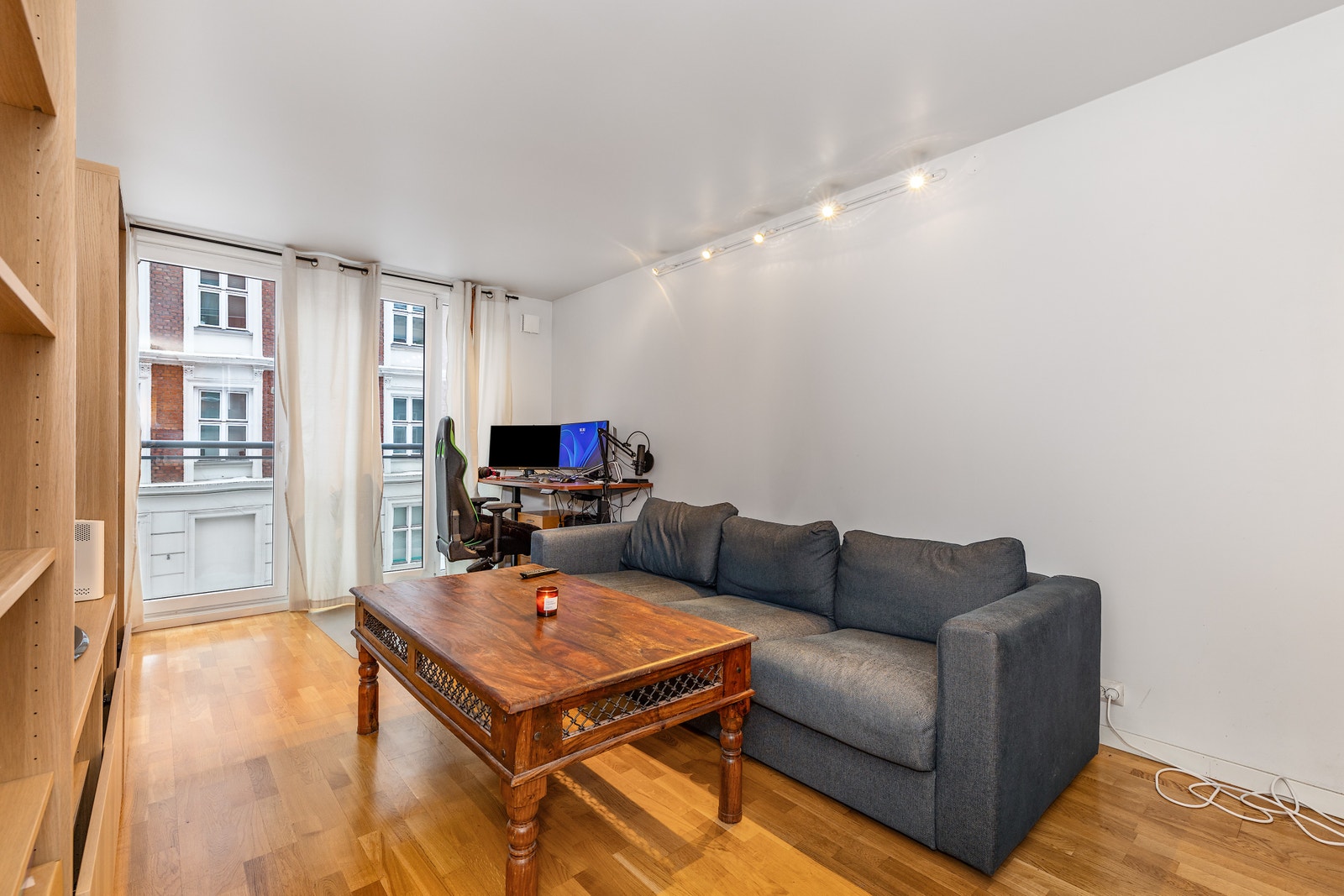 Leiligheten har en romslig stue med plass til sofa, salong bord og TV Galleribilde