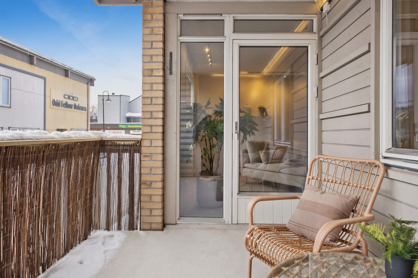 Balkongen er praktisk overbygget og gir plass til et hyggelig caféssett. Galleribilde