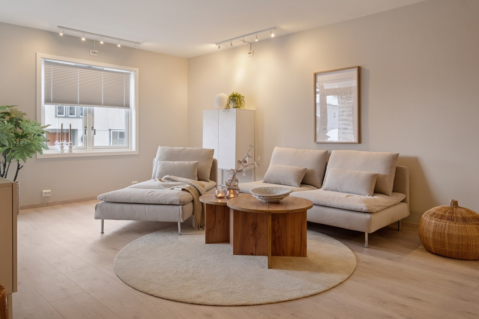 Leiligheten byr på en lys og innbydende stue med moderne utførelse. Galleribilde