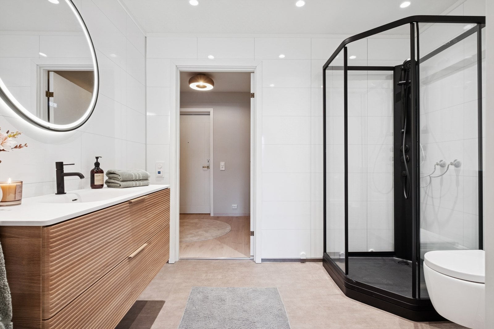 Badet består av baderomsplater på veggene og vinylbelegg på gulvet med elektriske varmekabler. Galleribilde